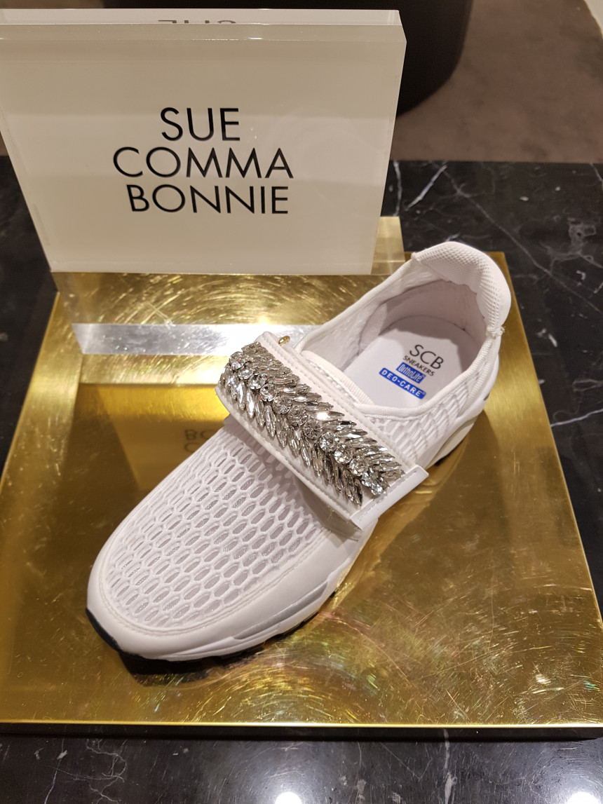 <b><p>Shu Comma Bonnie melody Sneakers White DG4DX17067W</p></b><b><p>シューコンマみる メロディ スニーカー ホワイト DG4DX17067WHT 個性のある感じ</p></b><br /><br /><p align='center'>