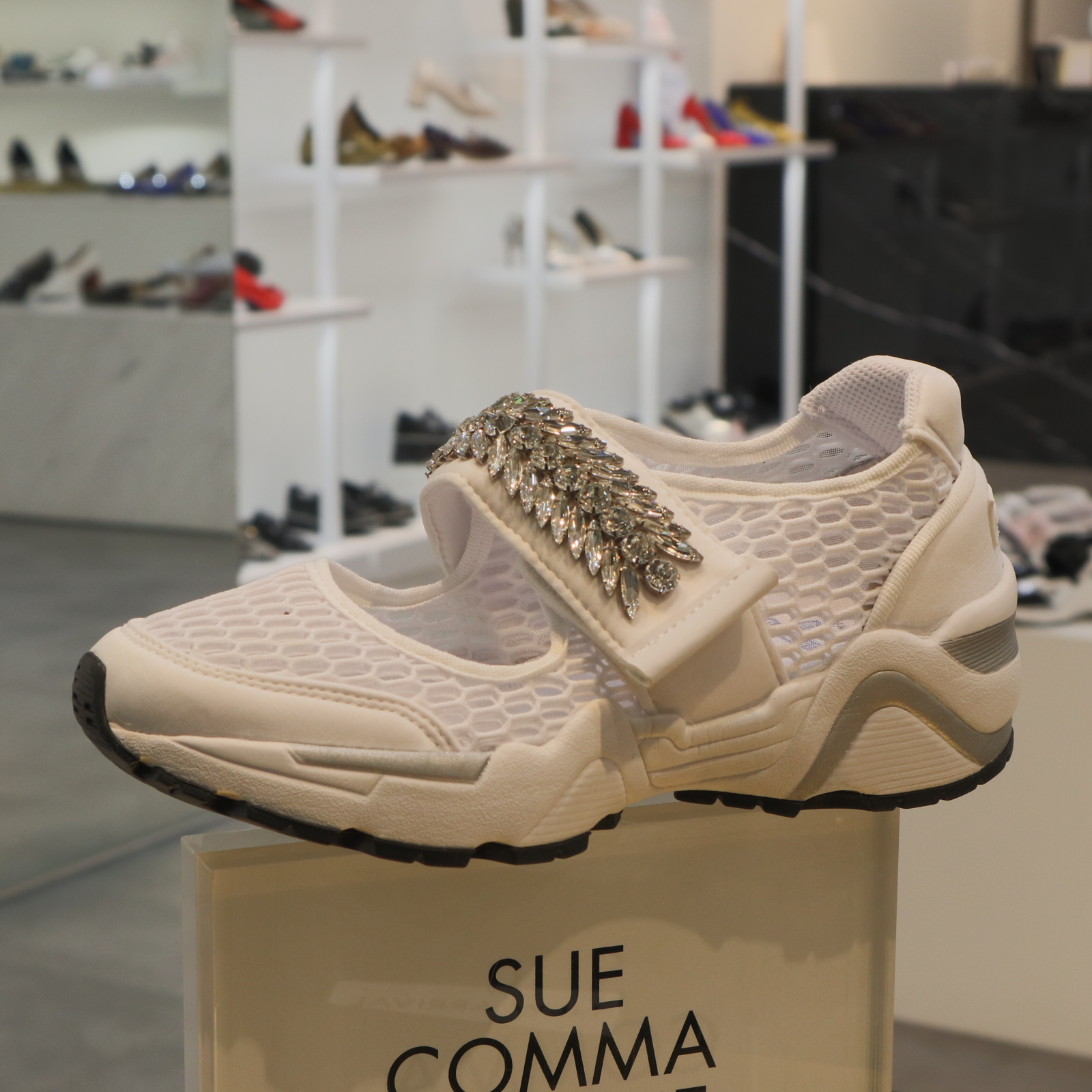 <b><p>Shu Comma Bonnie Mary Jane melody Slip- 5CM</p></b><b><p>シューコンマみる メアリー・ジェーン メロディ スリップオン 5CM ホワイト DG4DX17066</p></b><br /><br /><p align='center'>