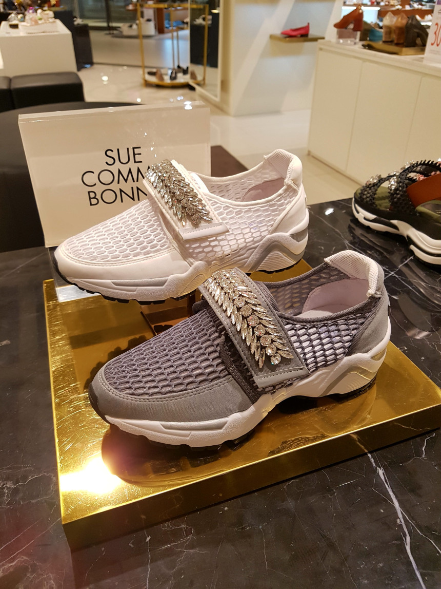 <b><p>Shu Comma Bonnie melody Sneakers White DG4DX17067W</p></b><b><p>シューコンマみる メロディ スニーカー ホワイト DG4DX17067WHT 個性のある感じ</p></b><br /><br /><p align='center'>