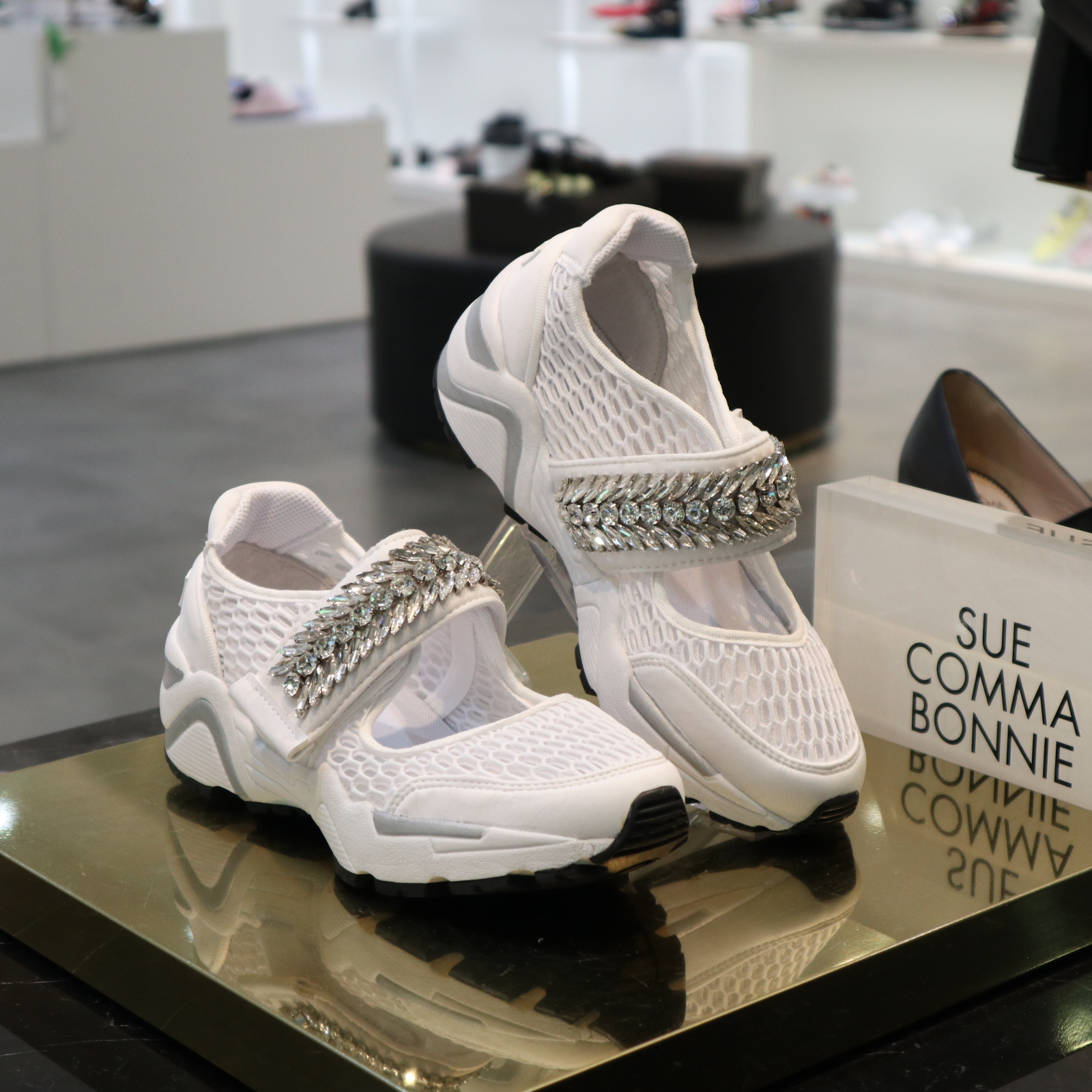 <b><p>Shu Comma Bonnie Mary Jane melody Slip- 5CM</p></b><b><p>シューコンマみる メアリー・ジェーン メロディ スリップオン 5CM ホワイト DG4DX17066</p></b><br /><br /><p align='center'>