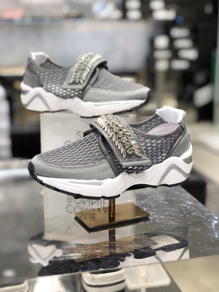 <b><p>Shu Comma Bonnie melody Mei Sneakers Gray</p></b><b><p>シューコンマみる メロディ メッ スニーカー グレー DG4DX17067GRY</p></b><br /><br /><p align='center'>