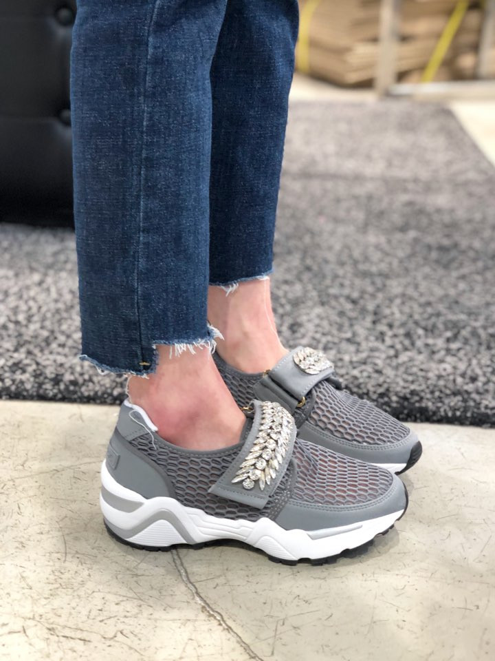 <b><p>Shu Comma Bonnie melody Mei Sneakers Gray</p></b><b><p>シューコンマみる メロディ メッ スニーカー グレー DG4DX17067GRY</p></b><br /><br /><p align='center'>