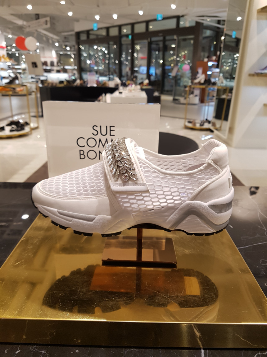 <b><p>Shu Comma Bonnie melody Sneakers White DG4DX17067W</p></b><b><p>シューコンマみる メロディ スニーカー ホワイト DG4DX17067WHT 個性のある感じ</p></b><br /><br /><p align='center'>