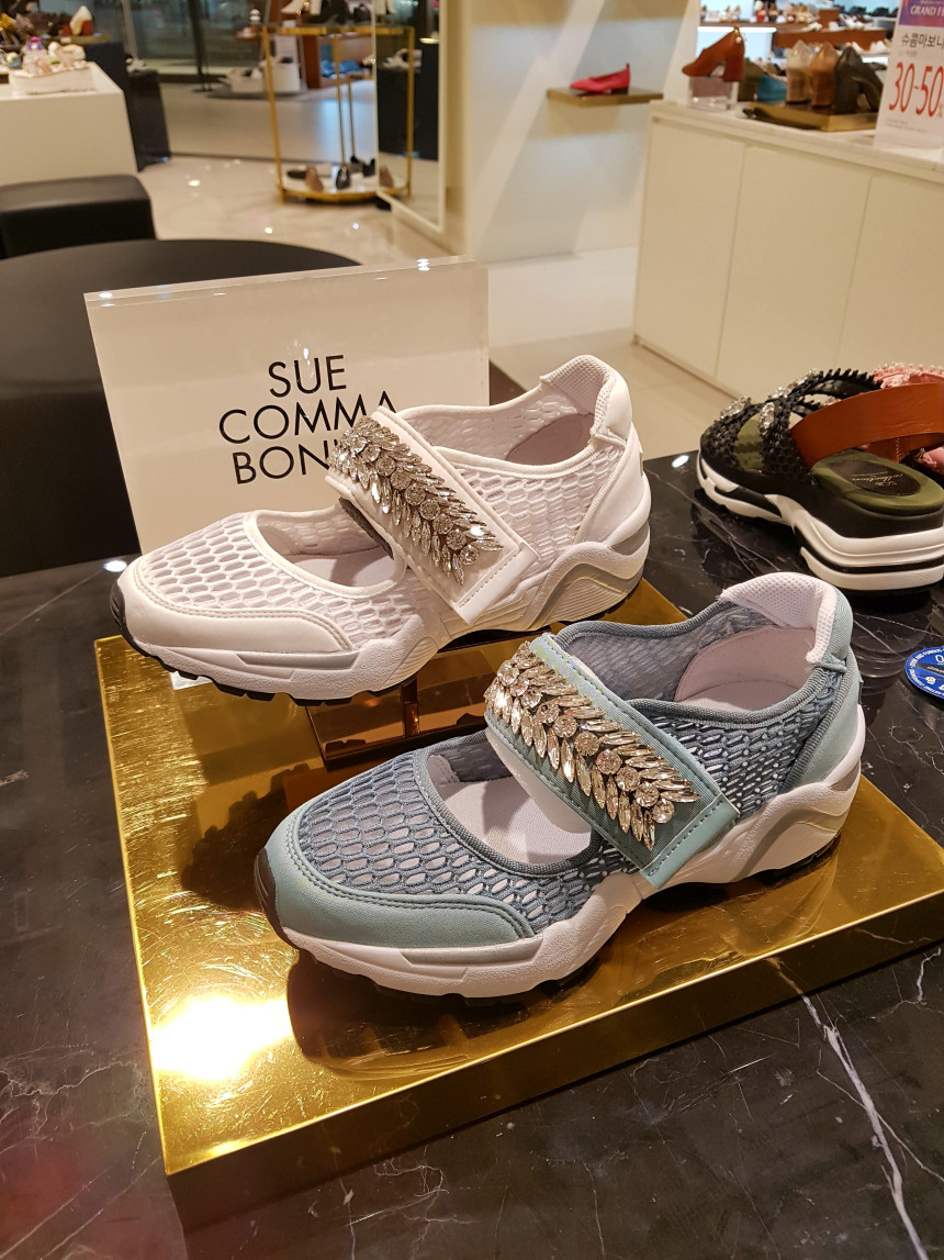 <b><p>Shu Comma Bonnie melody Slip- White DG4DX17066WHT</p></b><b><p>シューコンマみる メロディ スリップオン ホワイト DG4DX17066WHT 個性のある感じ</p></b><br /><br /><p align='center'>