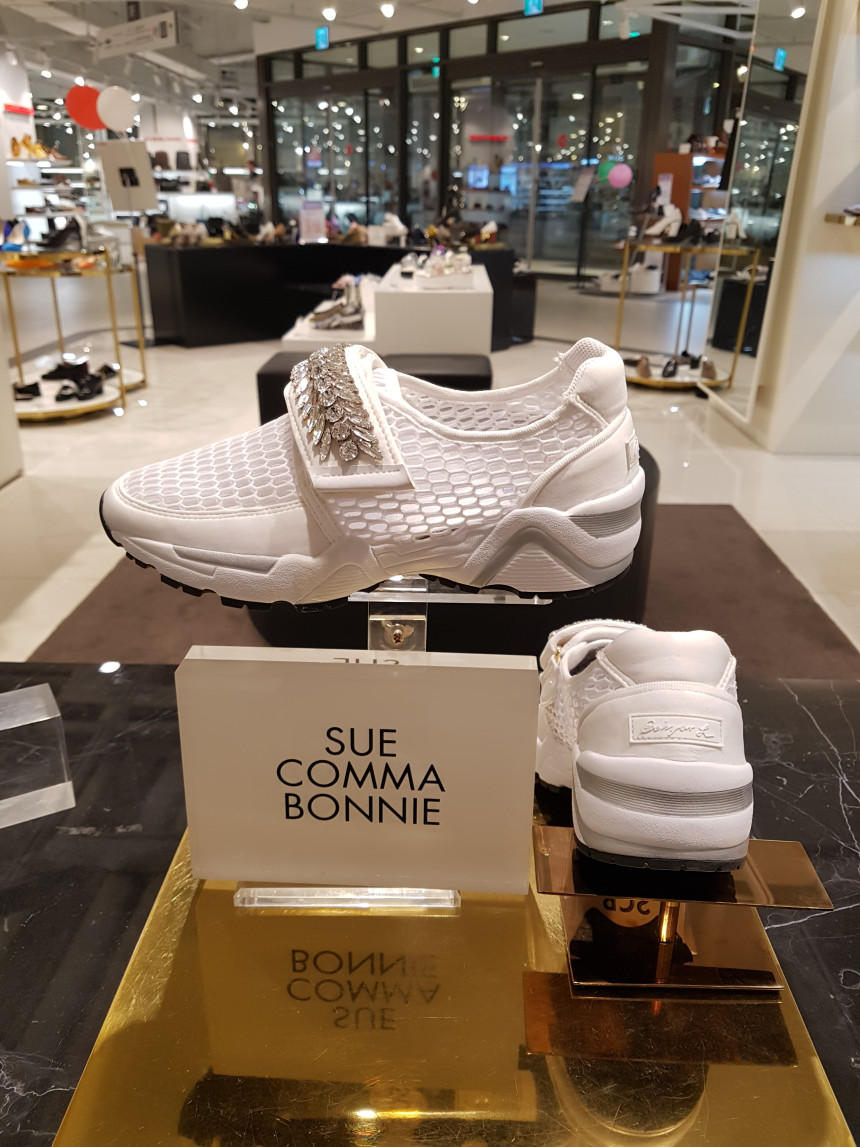 <b><p>Shu Comma Bonnie melody Sneakers White DG4DX17067W</p></b><b><p>シューコンマみる メロディ スニーカー ホワイト DG4DX17067WHT 個性のある感じ</p></b><br /><br /><p align='center'>