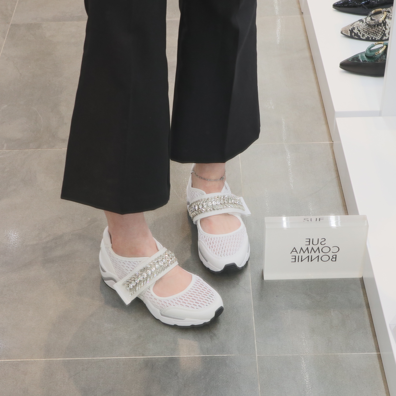 <b><p>Shu Comma Bonnie Mary Jane melody Slip- 5CM</p></b><b><p>シューコンマみる メアリー・ジェーン メロディ スリップオン 5CM ホワイト DG4DX17066</p></b><br /><br /><p align='center'>