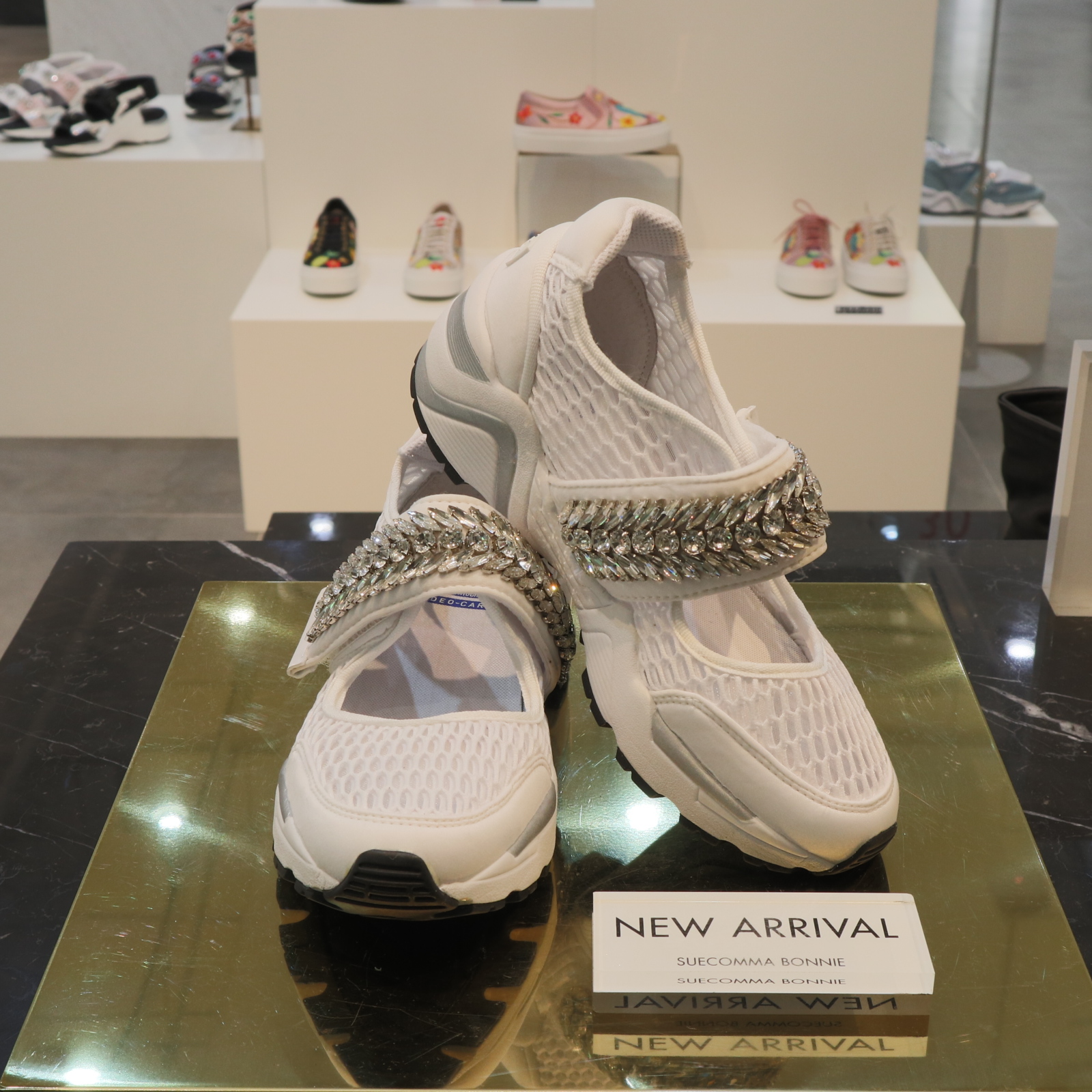 <b><p>Shu Comma Bonnie Mary Jane melody Slip- 5CM</p></b><b><p>シューコンマみる メアリー・ジェーン メロディ スリップオン 5CM ホワイト DG4DX17066</p></b><br /><br /><p align='center'>