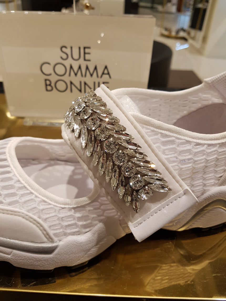 <b><p>Shu Comma Bonnie melody Slip- White DG4DX17066WHT</p></b><b><p>シューコンマみる メロディ スリップオン ホワイト DG4DX17066WHT 個性のある感じ</p></b><br /><br /><p align='center'>