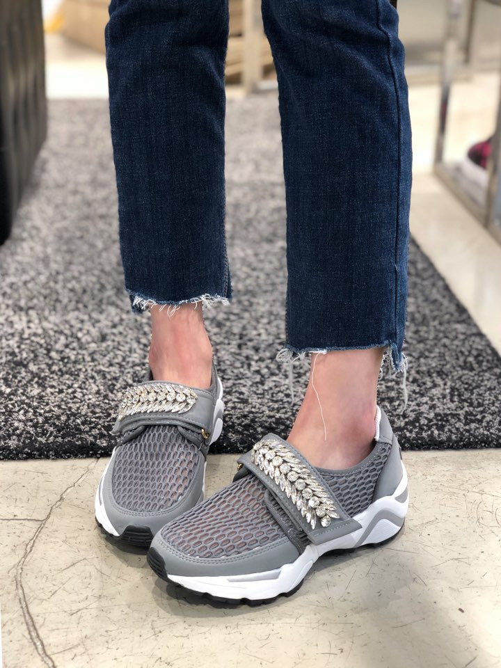 <b><p>Shu Comma Bonnie melody Mei Sneakers Gray</p></b><b><p>シューコンマみる メロディ メッ スニーカー グレー DG4DX17067GRY</p></b><br /><br /><p align='center'>