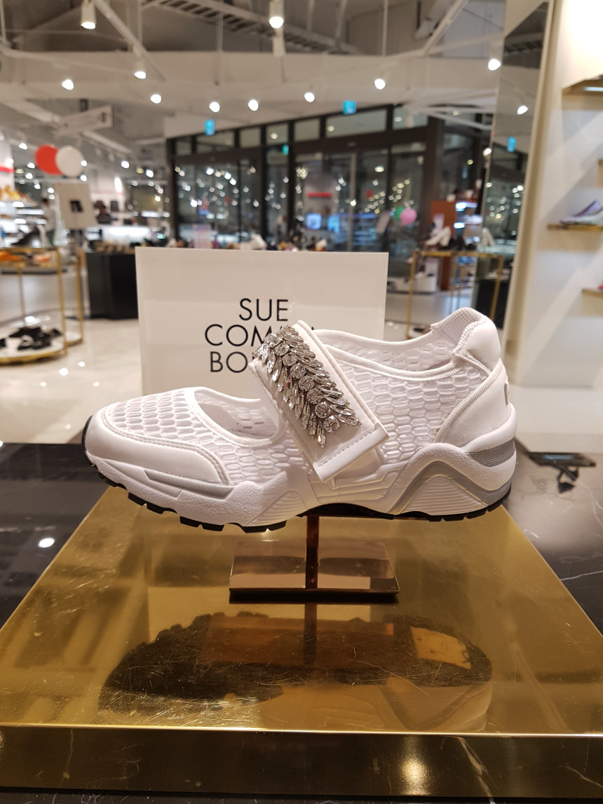 <b><p>Shu Comma Bonnie melody Slip- White DG4DX17066WHT</p></b><b><p>シューコンマみる メロディ スリップオン ホワイト DG4DX17066WHT 個性のある感じ</p></b><br /><br /><p align='center'>