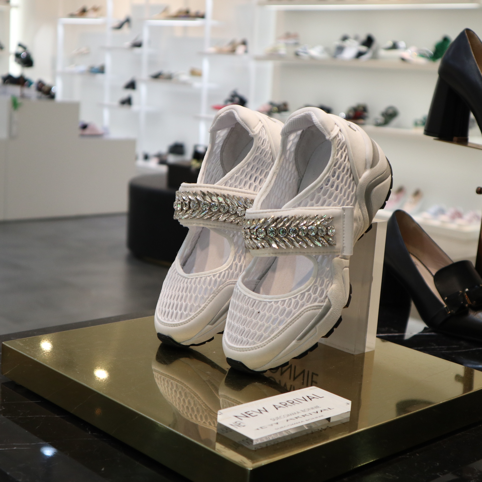 <b><p>Shu Comma Bonnie Mary Jane melody Slip- 5CM</p></b><b><p>シューコンマみる メアリー・ジェーン メロディ スリップオン 5CM ホワイト DG4DX17066</p></b><br /><br /><p align='center'>