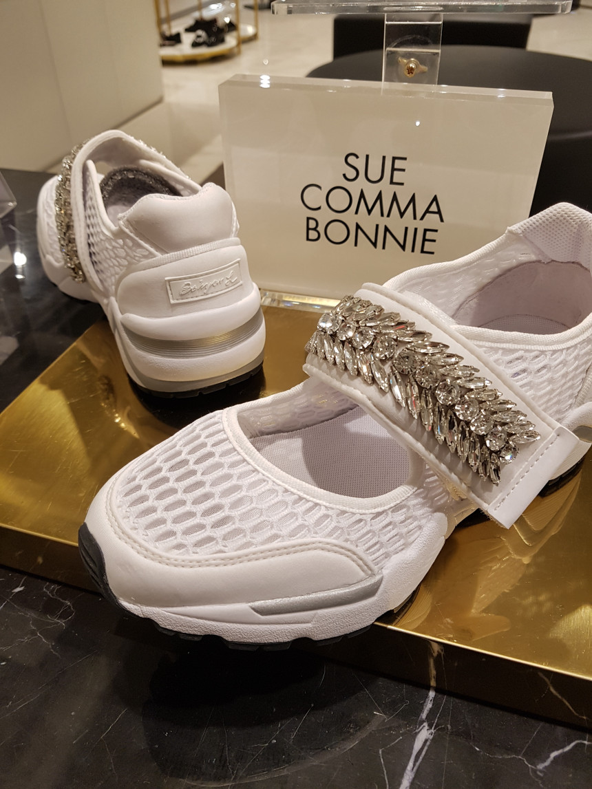 <b><p>Shu Comma Bonnie melody Slip- White DG4DX17066WHT</p></b><b><p>シューコンマみる メロディ スリップオン ホワイト DG4DX17066WHT 個性のある感じ</p></b><br /><br /><p align='center'>