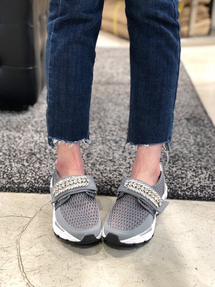 <b><p>Shu Comma Bonnie melody Mei Sneakers Gray</p></b><b><p>シューコンマみる メロディ メッ スニーカー グレー DG4DX17067GRY</p></b><br /><br /><p align='center'>