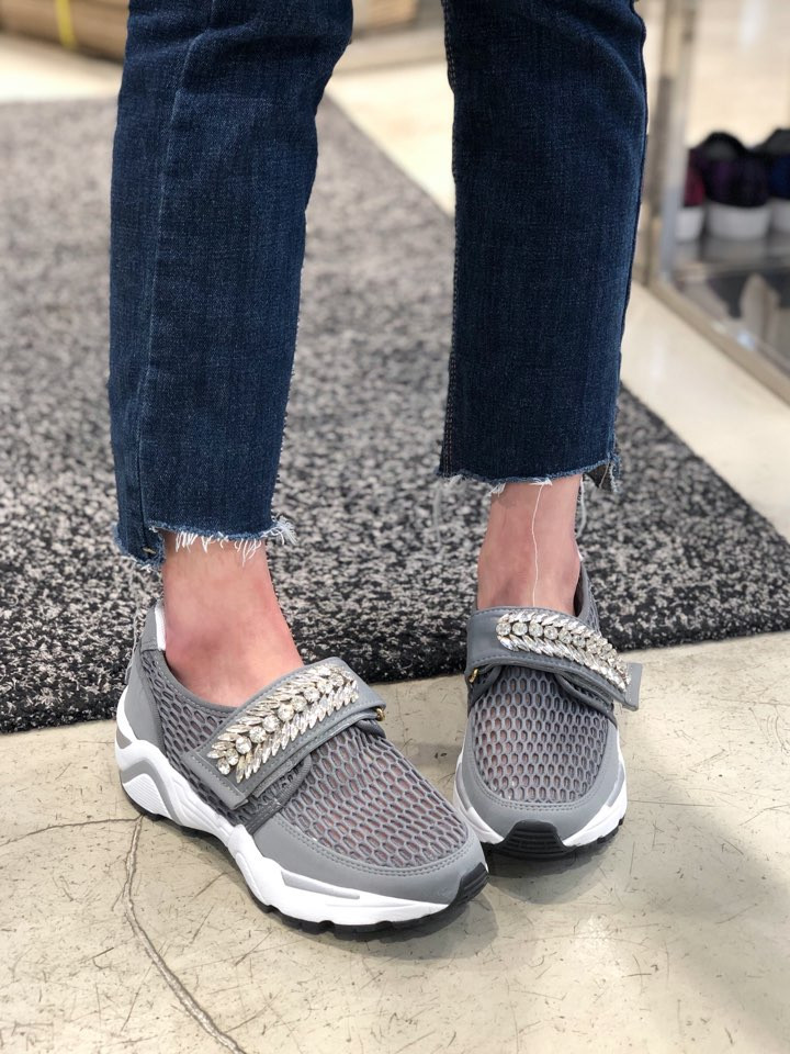 <b><p>Shu Comma Bonnie melody Mei Sneakers Gray</p></b><b><p>シューコンマみる メロディ メッ スニーカー グレー DG4DX17067GRY</p></b><br /><br /><p align='center'>