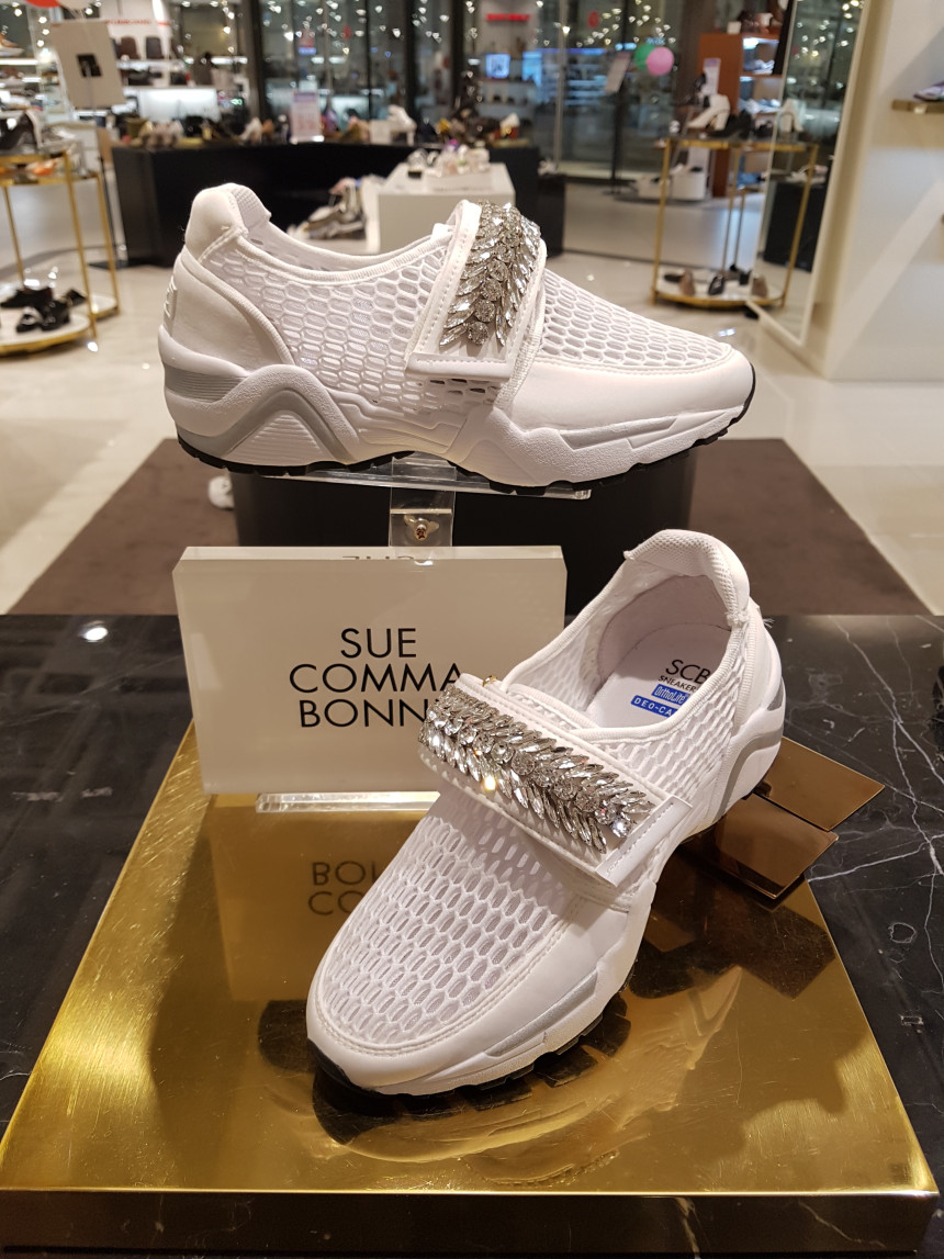 <b><p>Shu Comma Bonnie melody Sneakers White DG4DX17067W</p></b><b><p>シューコンマみる メロディ スニーカー ホワイト DG4DX17067WHT 個性のある感じ</p></b><br /><br /><p align='center'>