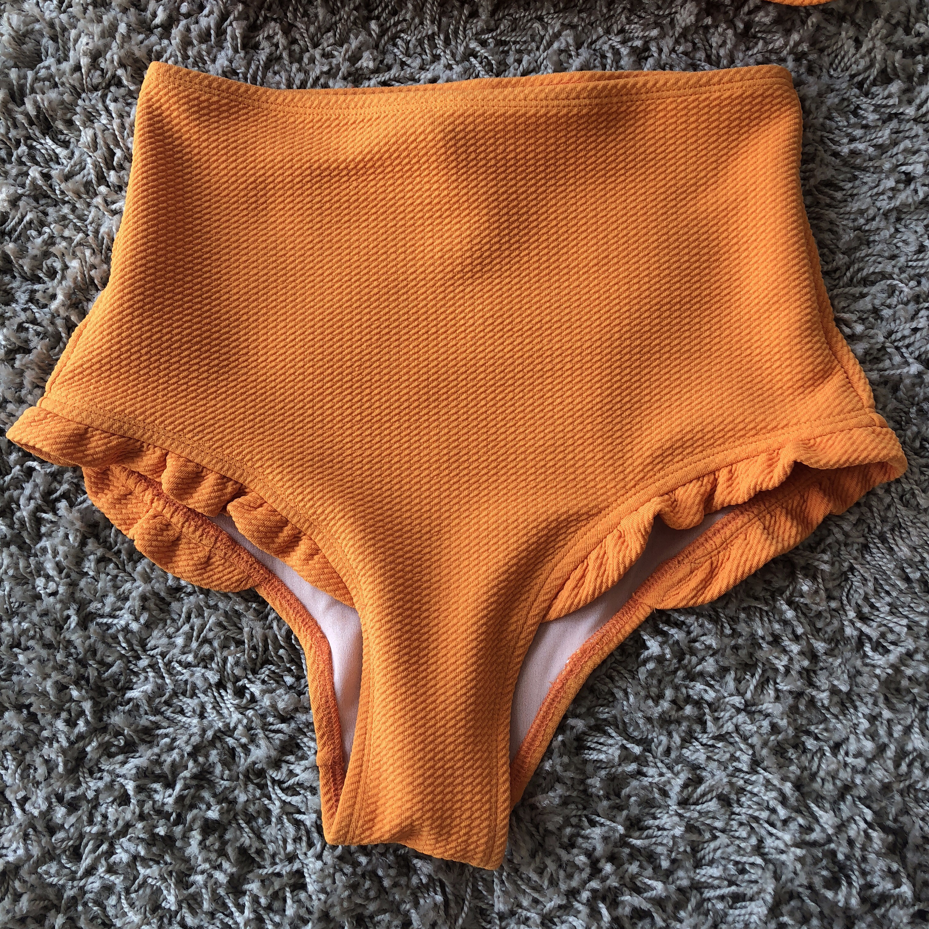 <b><p>Halter High waist Frill bikini Beach look</p></b><b><p>ホルターネック ハイウエスト フリル ビキニ ビーチル 女神水着 さわやかなデザイン</p></b><br /><br /><p align='center'>