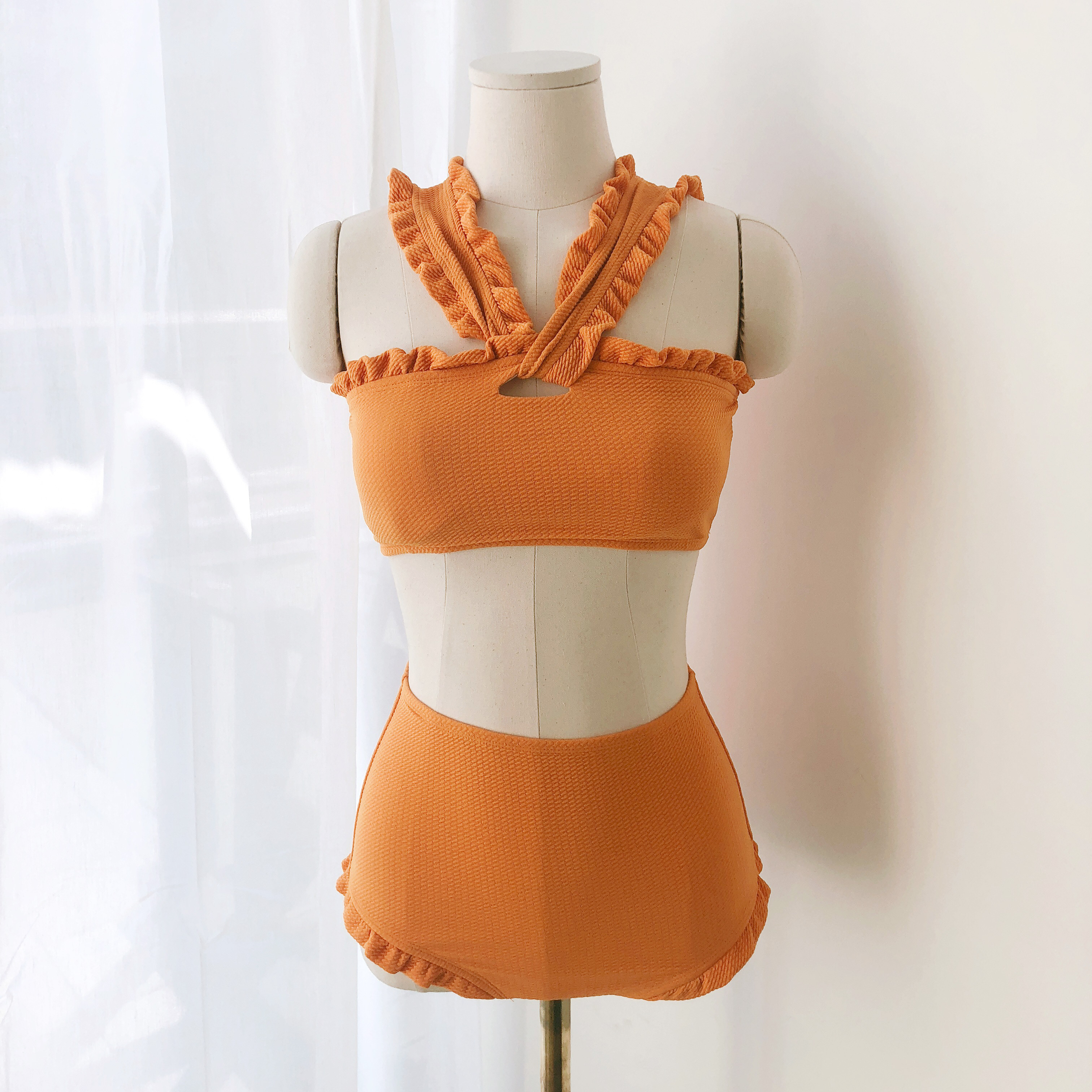 <b><p>Halter High waist Frill bikini Beach look</p></b><b><p>ホルターネック ハイウエスト フリル ビキニ ビーチル 女神水着 さわやかなデザイン</p></b><br /><br /><p align='center'>