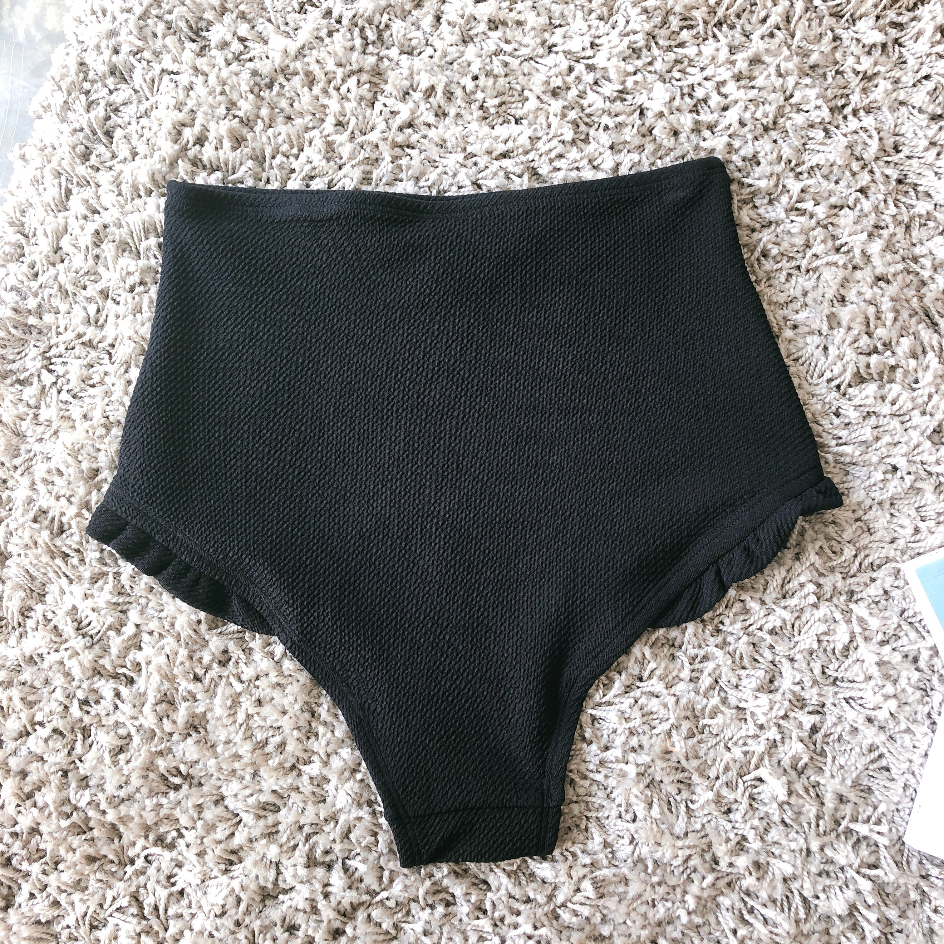 <b><p>Halter High waist Frill bikini Beach look</p></b><b><p>ホルターネック ハイウエスト フリル ビキニ ビーチル 女神水着 さわやかなデザイン</p></b><br /><br /><p align='center'>