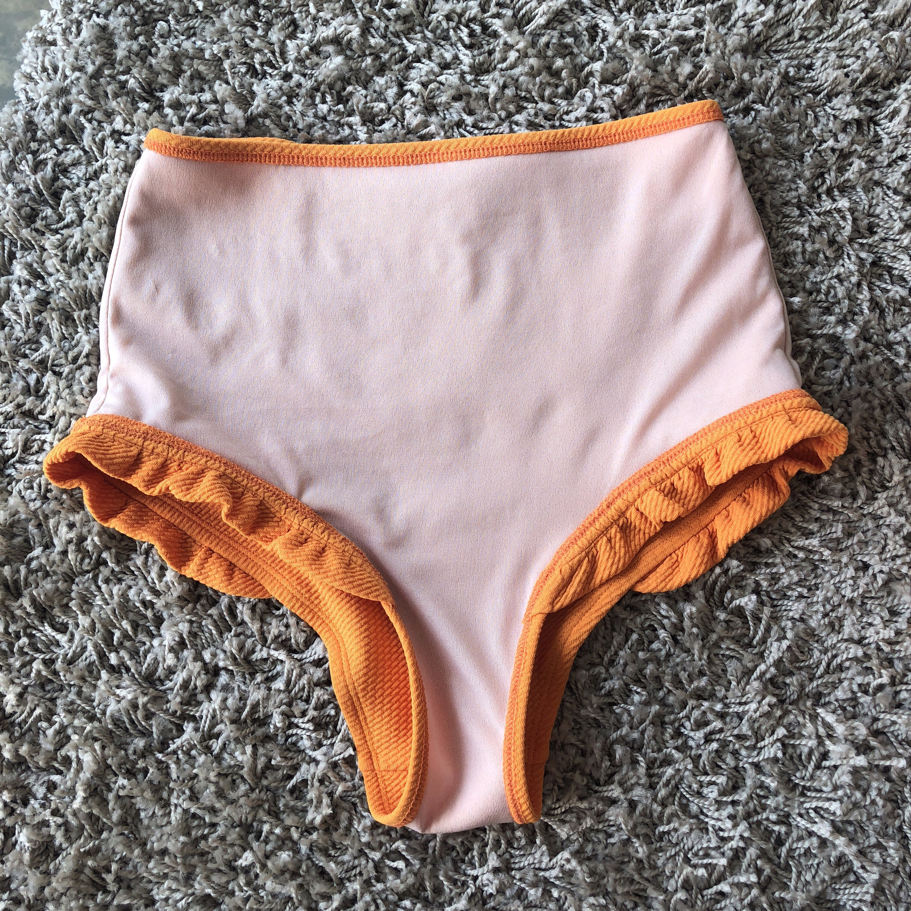 <b><p>Halter High waist Frill bikini Beach look</p></b><b><p>ホルターネック ハイウエスト フリル ビキニ ビーチル 女神水着 さわやかなデザイン</p></b><br /><br /><p align='center'>