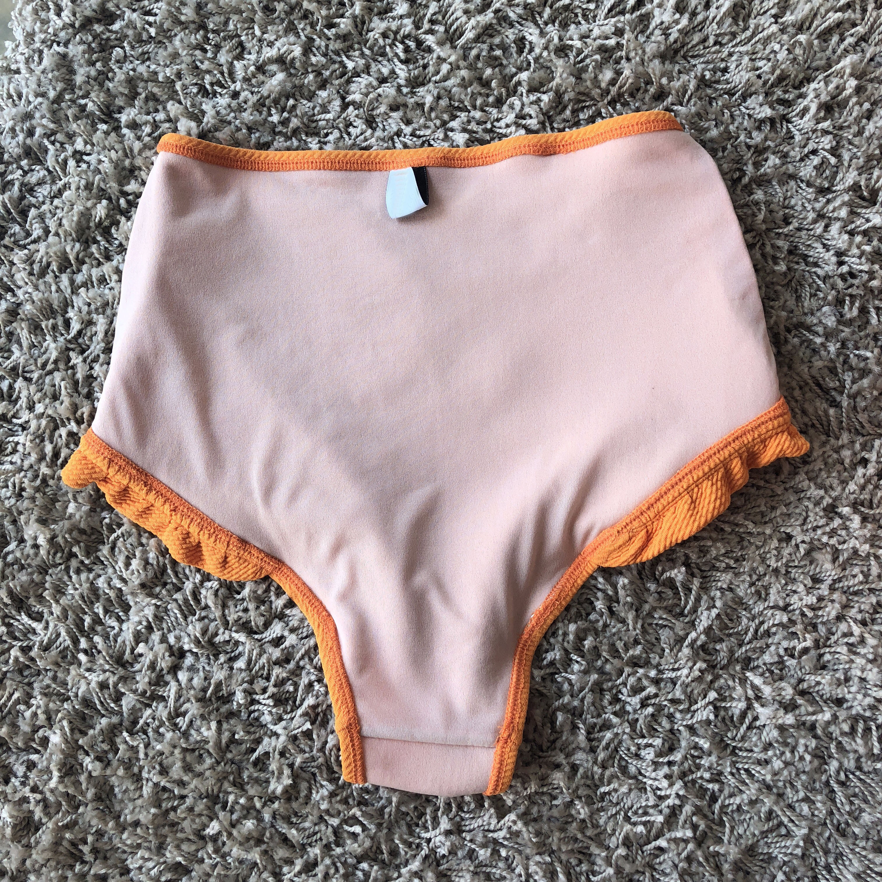 <b><p>Halter High waist Frill bikini Beach look</p></b><b><p>ホルターネック ハイウエスト フリル ビキニ ビーチル 女神水着 さわやかなデザイン</p></b><br /><br /><p align='center'>