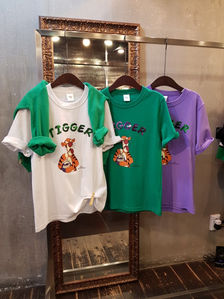 <b><p>Disney Tiger Sequins T-shirt</p></b><b><p>ディズニー タイガー スパンコール Tシャツ</p></b><br /><br /><p align='center'>