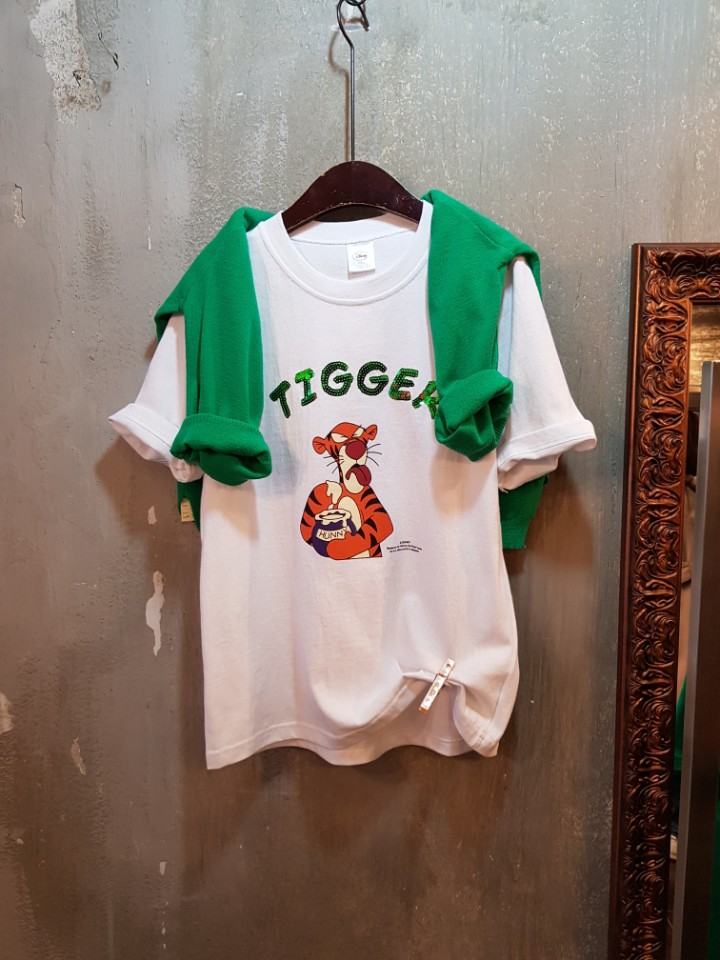 <b><p>Disney Tiger Sequins T-shirt</p></b><b><p>ディズニー タイガー スパンコール Tシャツ</p></b><br /><br /><p align='center'>