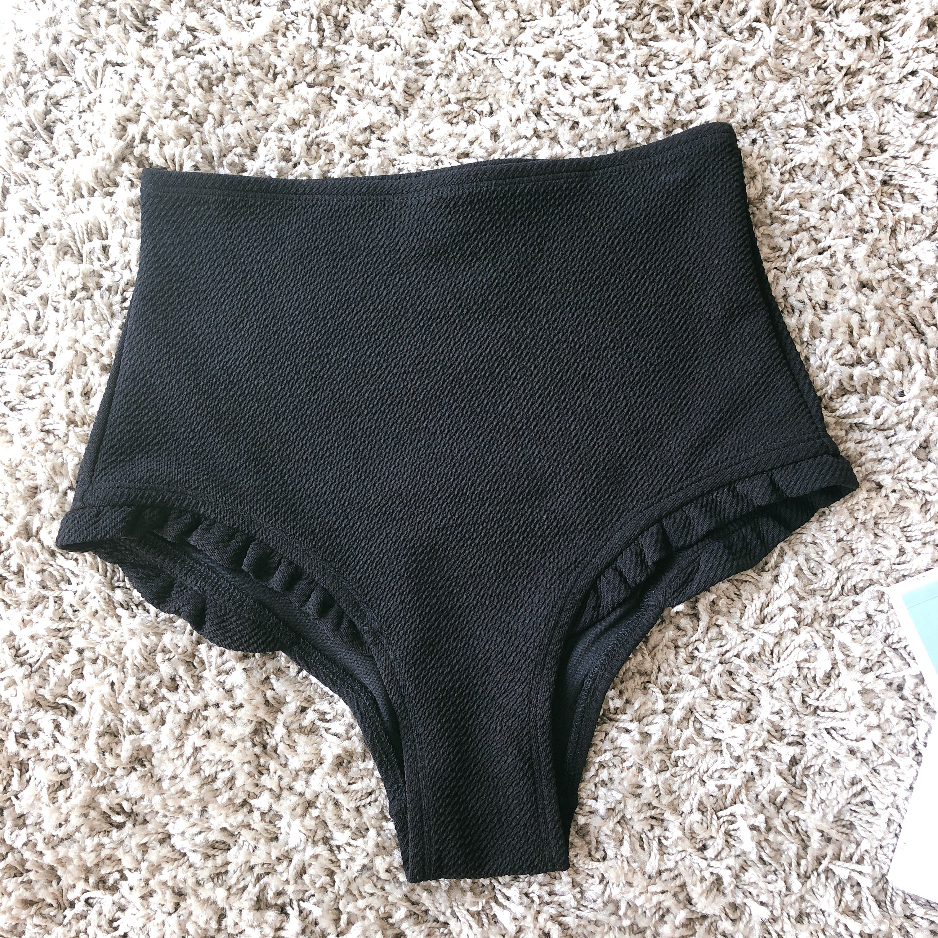 <b><p>Halter High waist Frill bikini Beach look</p></b><b><p>ホルターネック ハイウエスト フリル ビキニ ビーチル 女神水着 さわやかなデザイン</p></b><br /><br /><p align='center'>