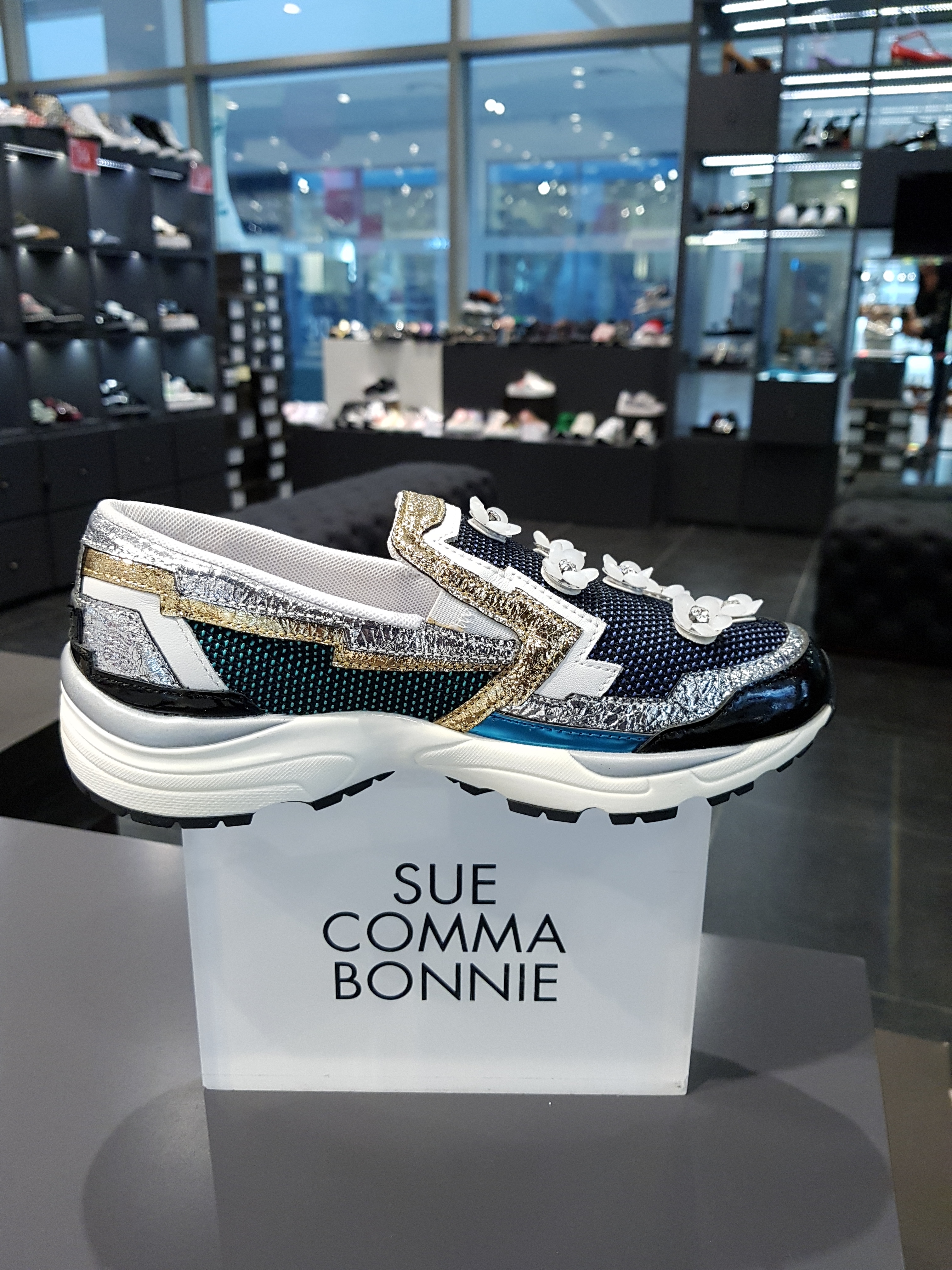 <b><p>Shu Comma Bonnie Bloss Slip- Navy DG4DX16001BLU</p></b><b><p>シューコンマみる ブロッサム スリップオン ネイビー DG4DX16001BLU</p></b><br /><br /><p align='center'>