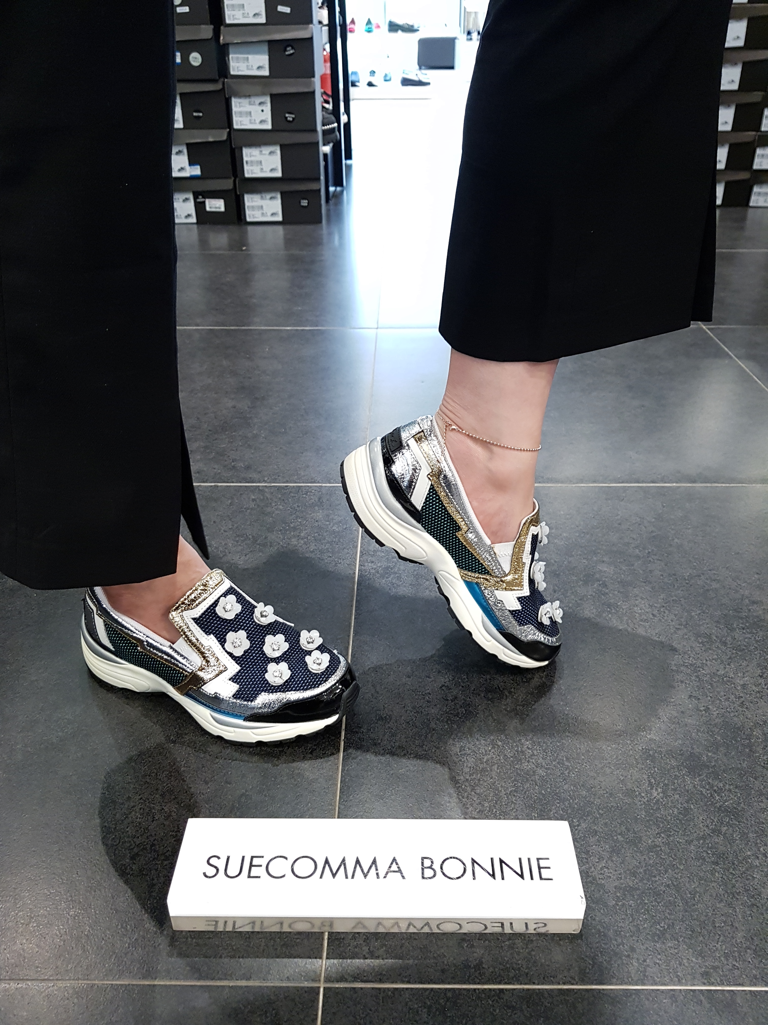 <b><p>Shu Comma Bonnie Bloss Slip- Navy DG4DX16001BLU</p></b><b><p>シューコンマみる ブロッサム スリップオン ネイビー DG4DX16001BLU</p></b><br /><br /><p align='center'>