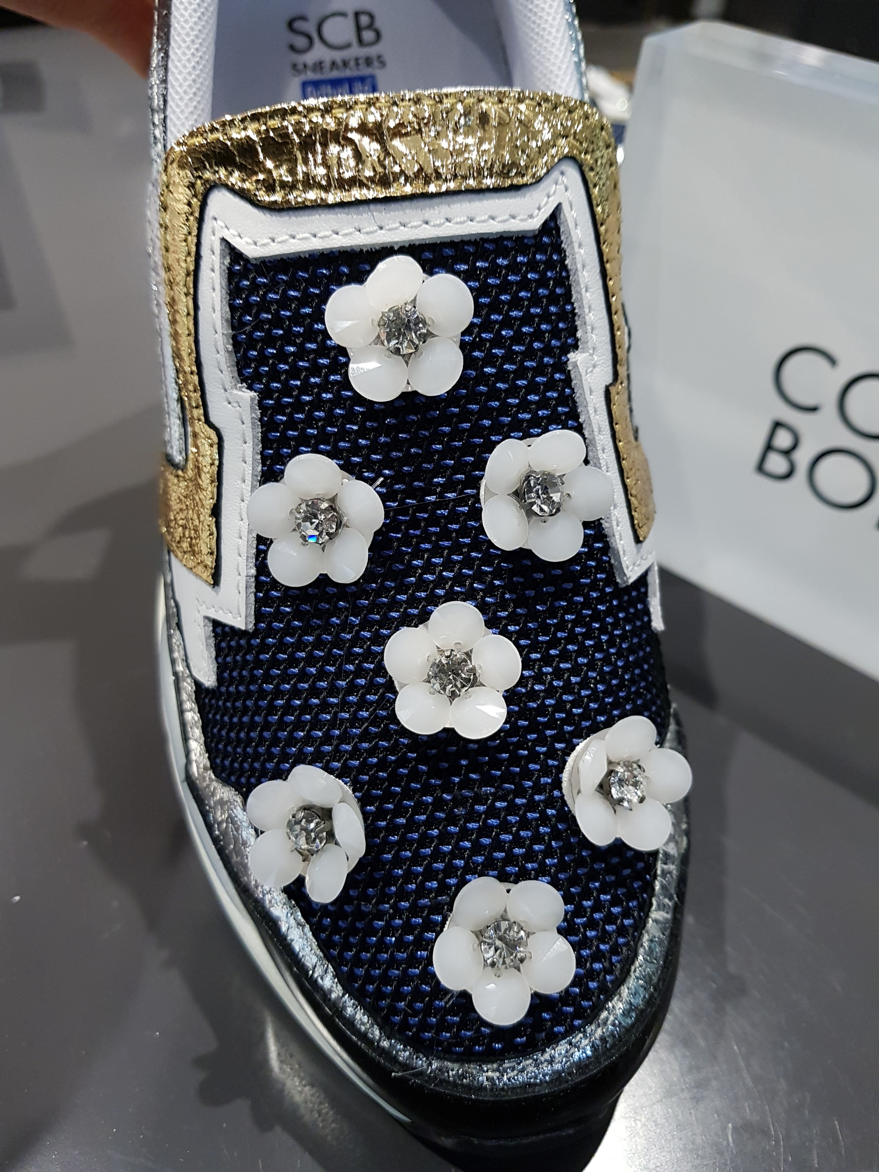 <b><p>Shu Comma Bonnie Bloss Slip- Navy DG4DX16001BLU</p></b><b><p>シューコンマみる ブロッサム スリップオン ネイビー DG4DX16001BLU</p></b><br /><br /><p align='center'>