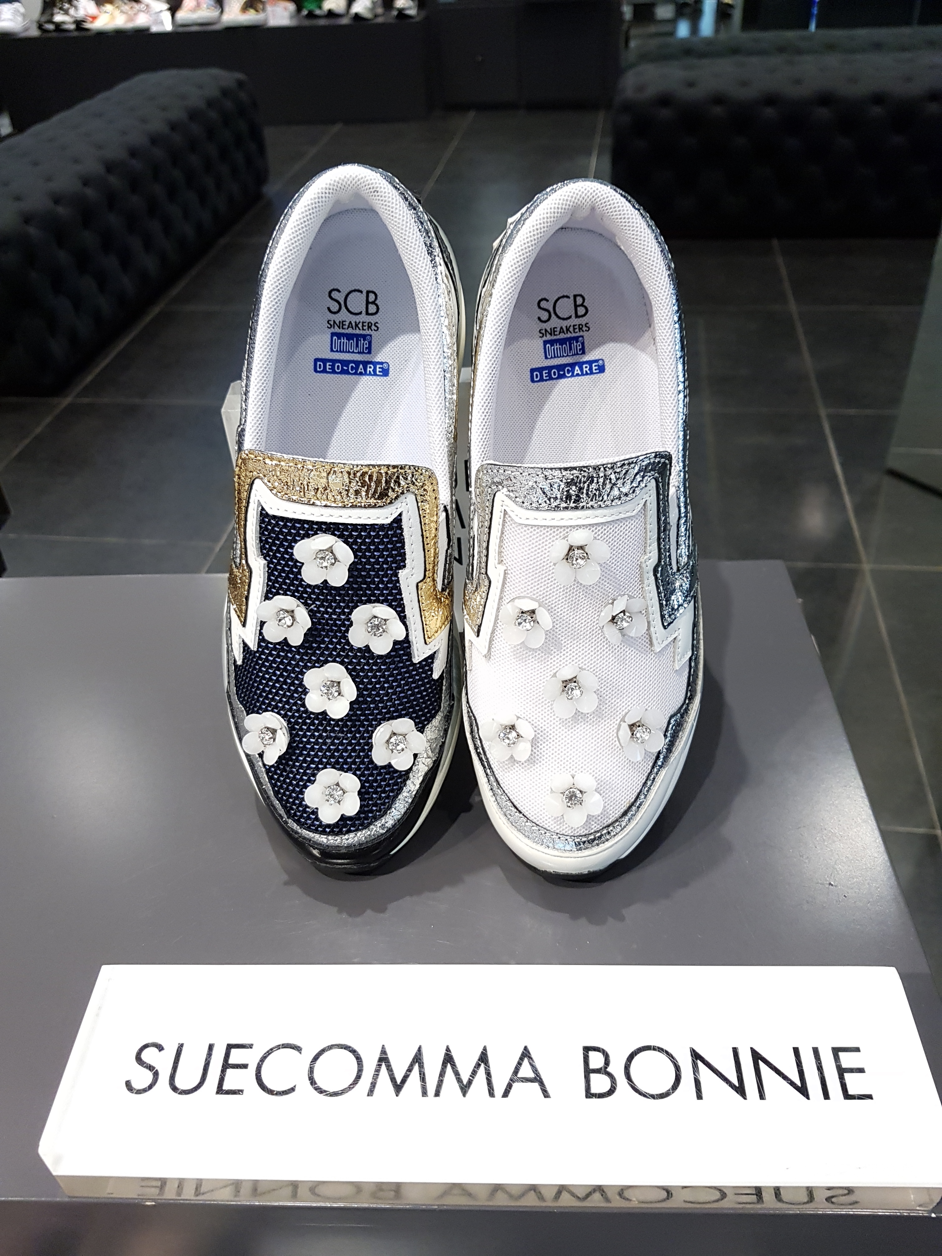 <b><p>Shu Comma Bonnie Bloss Slip- Navy DG4DX16001BLU</p></b><b><p>シューコンマみる ブロッサム スリップオン ネイビー DG4DX16001BLU</p></b><br /><br /><p align='center'>