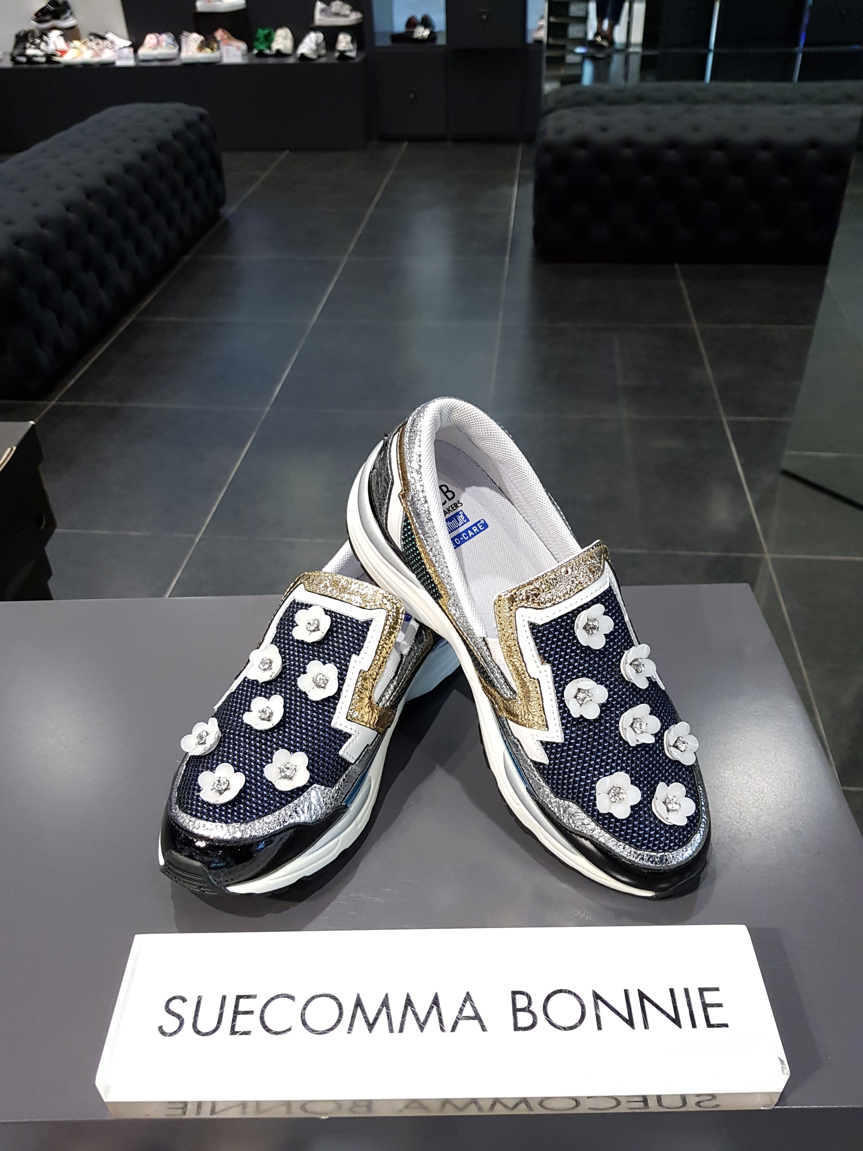 <b><p>Shu Comma Bonnie Bloss Slip- Navy DG4DX16001BLU</p></b><b><p>シューコンマみる ブロッサム スリップオン ネイビー DG4DX16001BLU</p></b><br /><br /><p align='center'>