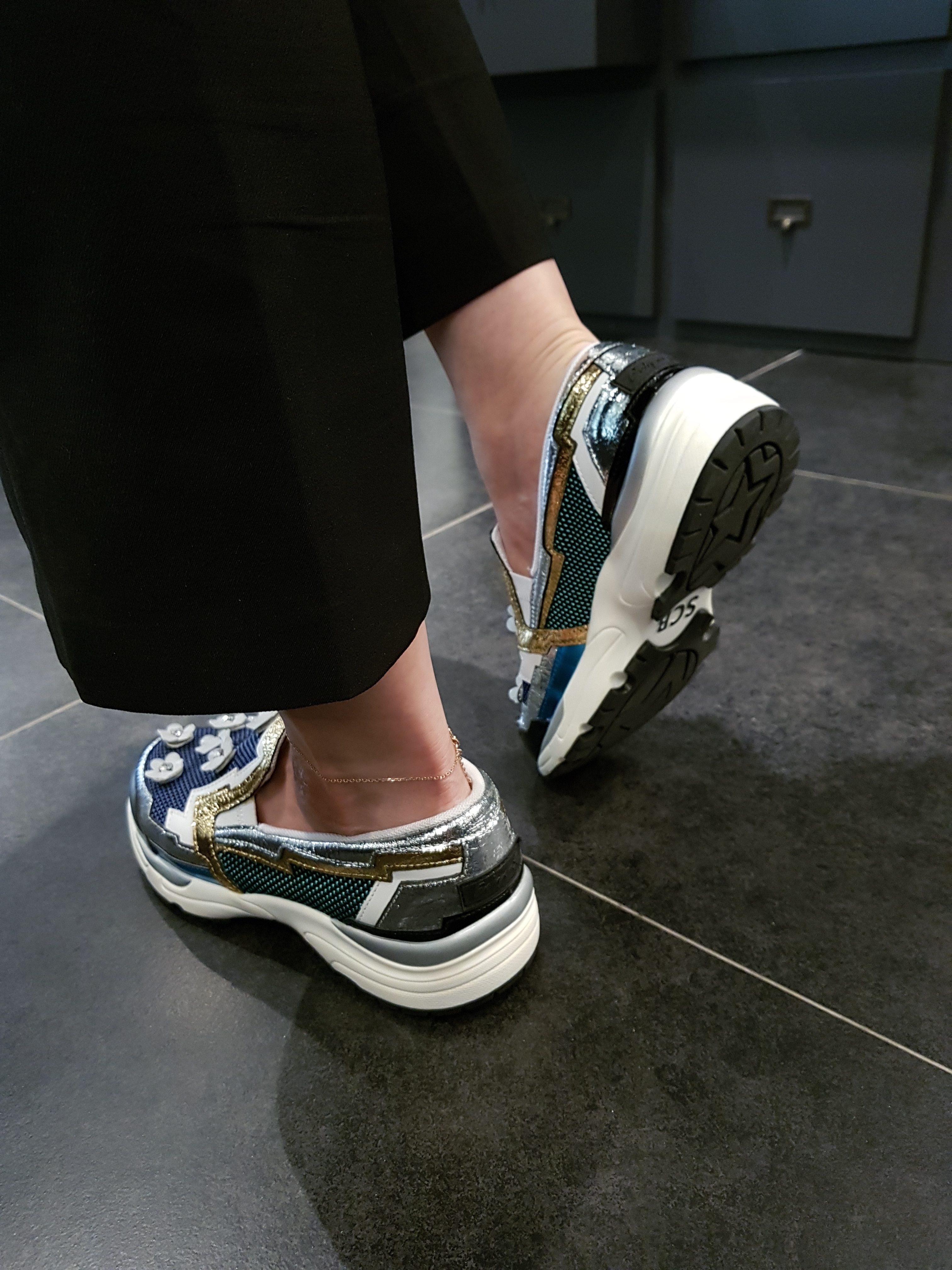 <b><p>Shu Comma Bonnie Bloss Slip- Navy DG4DX16001BLU</p></b><b><p>シューコンマみる ブロッサム スリップオン ネイビー DG4DX16001BLU</p></b><br /><br /><p align='center'>