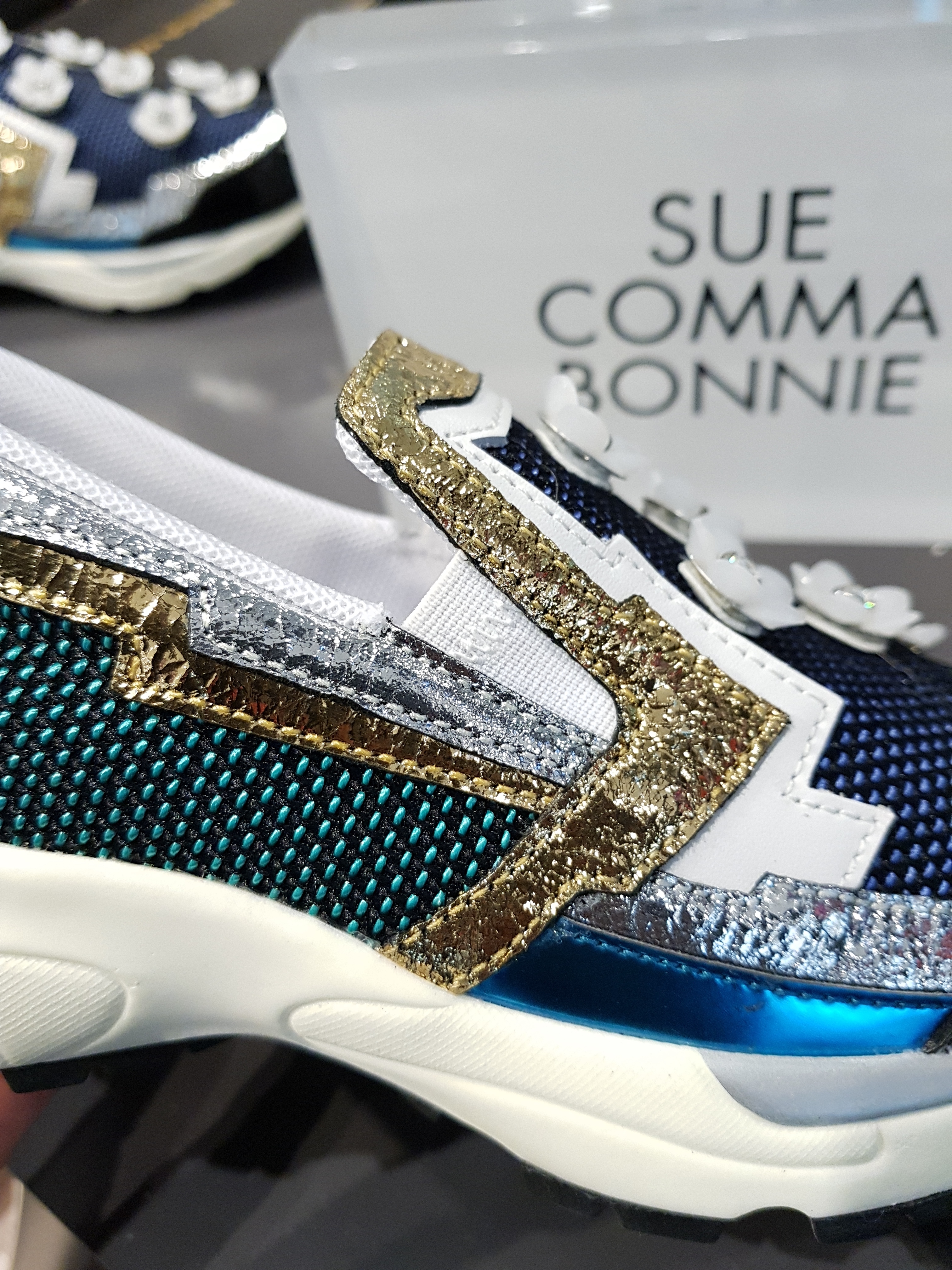 <b><p>Shu Comma Bonnie Bloss Slip- Navy DG4DX16001BLU</p></b><b><p>シューコンマみる ブロッサム スリップオン ネイビー DG4DX16001BLU</p></b><br /><br /><p align='center'>