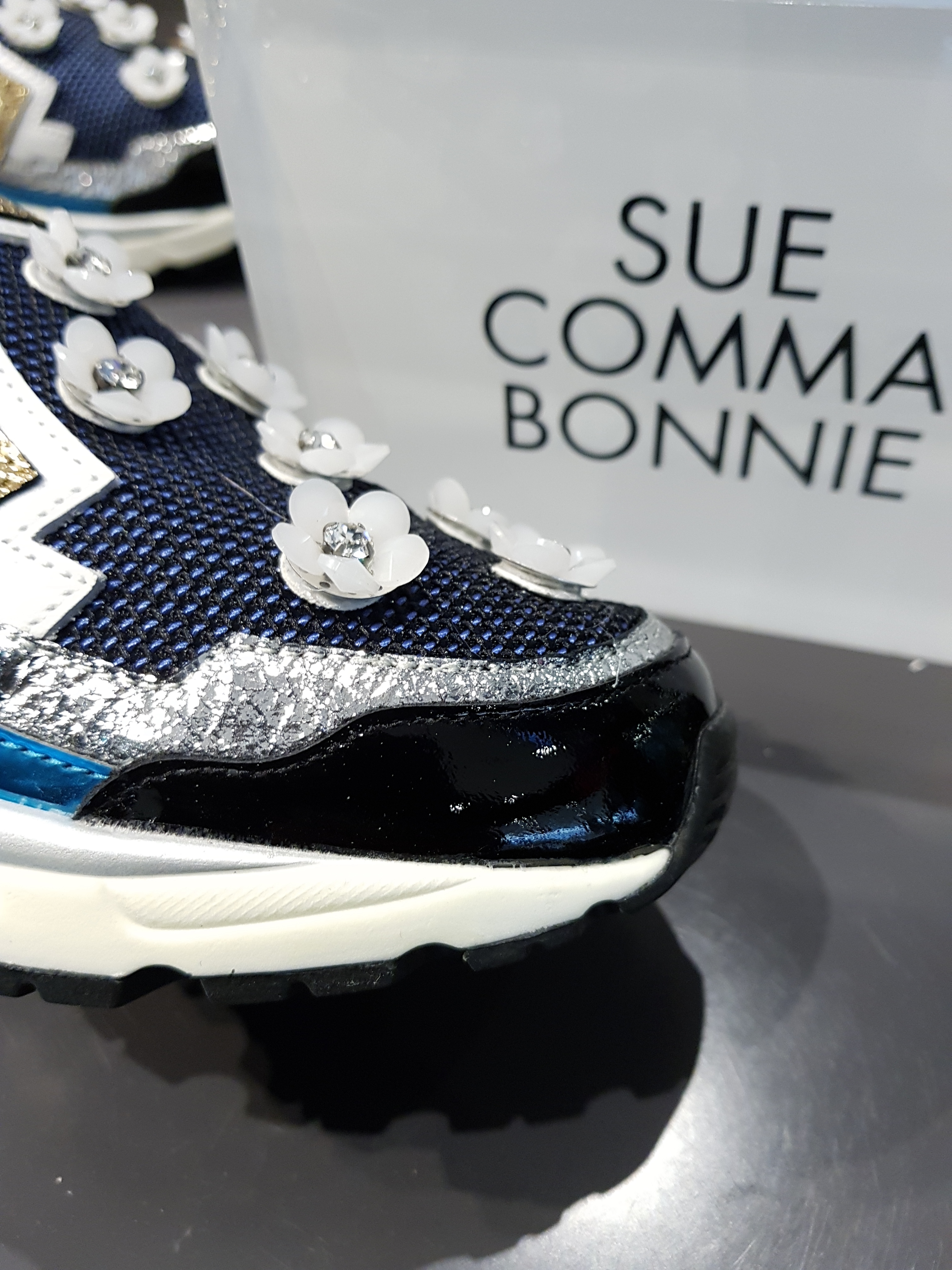 <b><p>Shu Comma Bonnie Bloss Slip- Navy DG4DX16001BLU</p></b><b><p>シューコンマみる ブロッサム スリップオン ネイビー DG4DX16001BLU</p></b><br /><br /><p align='center'>
