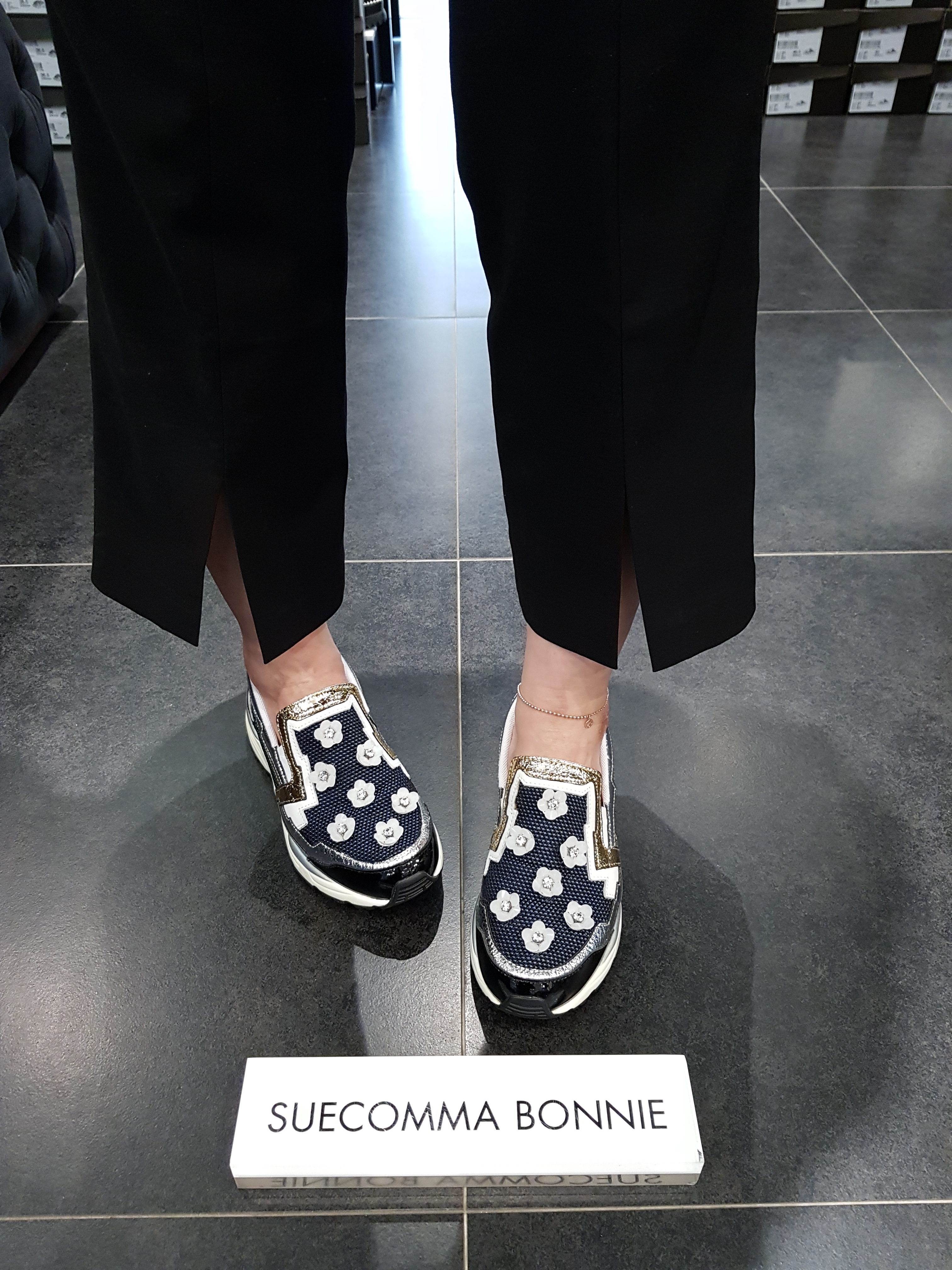 <b><p>Shu Comma Bonnie Bloss Slip- Navy DG4DX16001BLU</p></b><b><p>シューコンマみる ブロッサム スリップオン ネイビー DG4DX16001BLU</p></b><br /><br /><p align='center'>