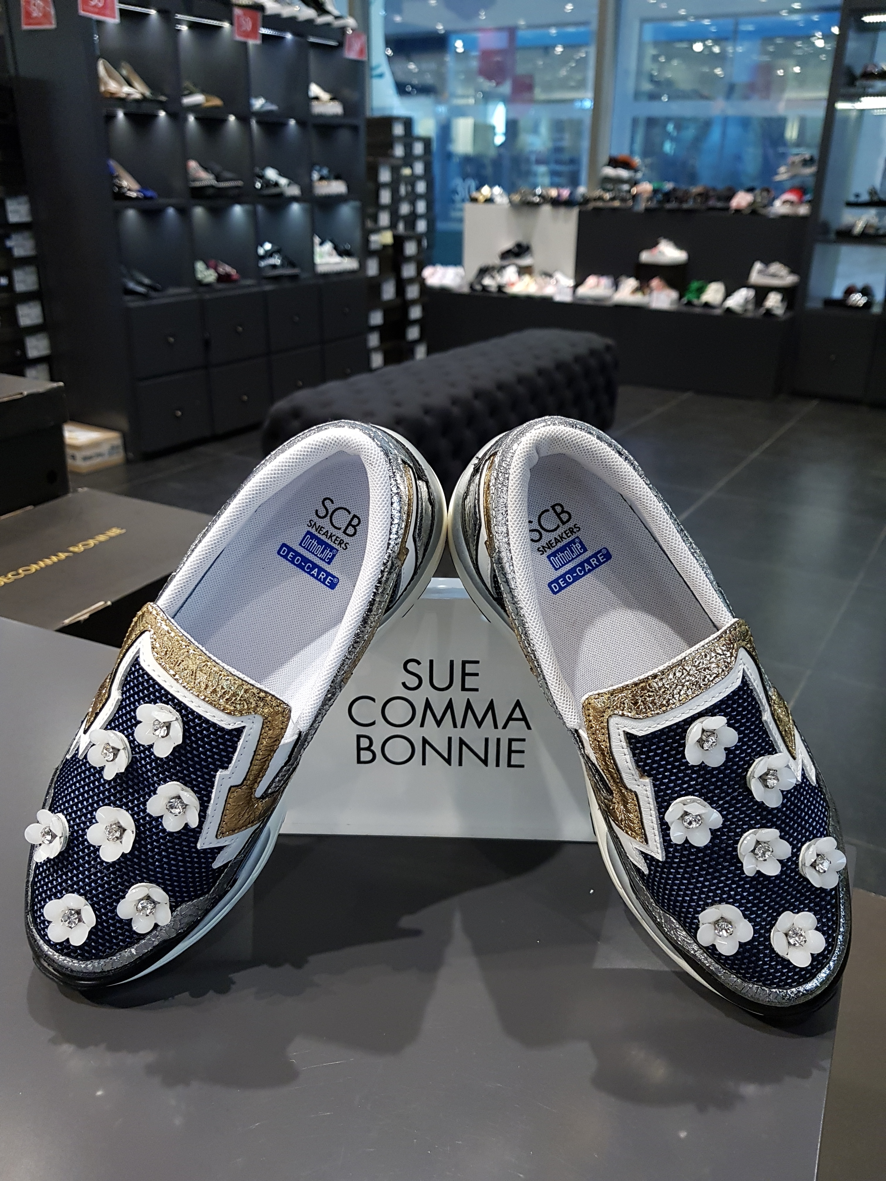 <b><p>Shu Comma Bonnie Bloss Slip- Navy DG4DX16001BLU</p></b><b><p>シューコンマみる ブロッサム スリップオン ネイビー DG4DX16001BLU</p></b><br /><br /><p align='center'>