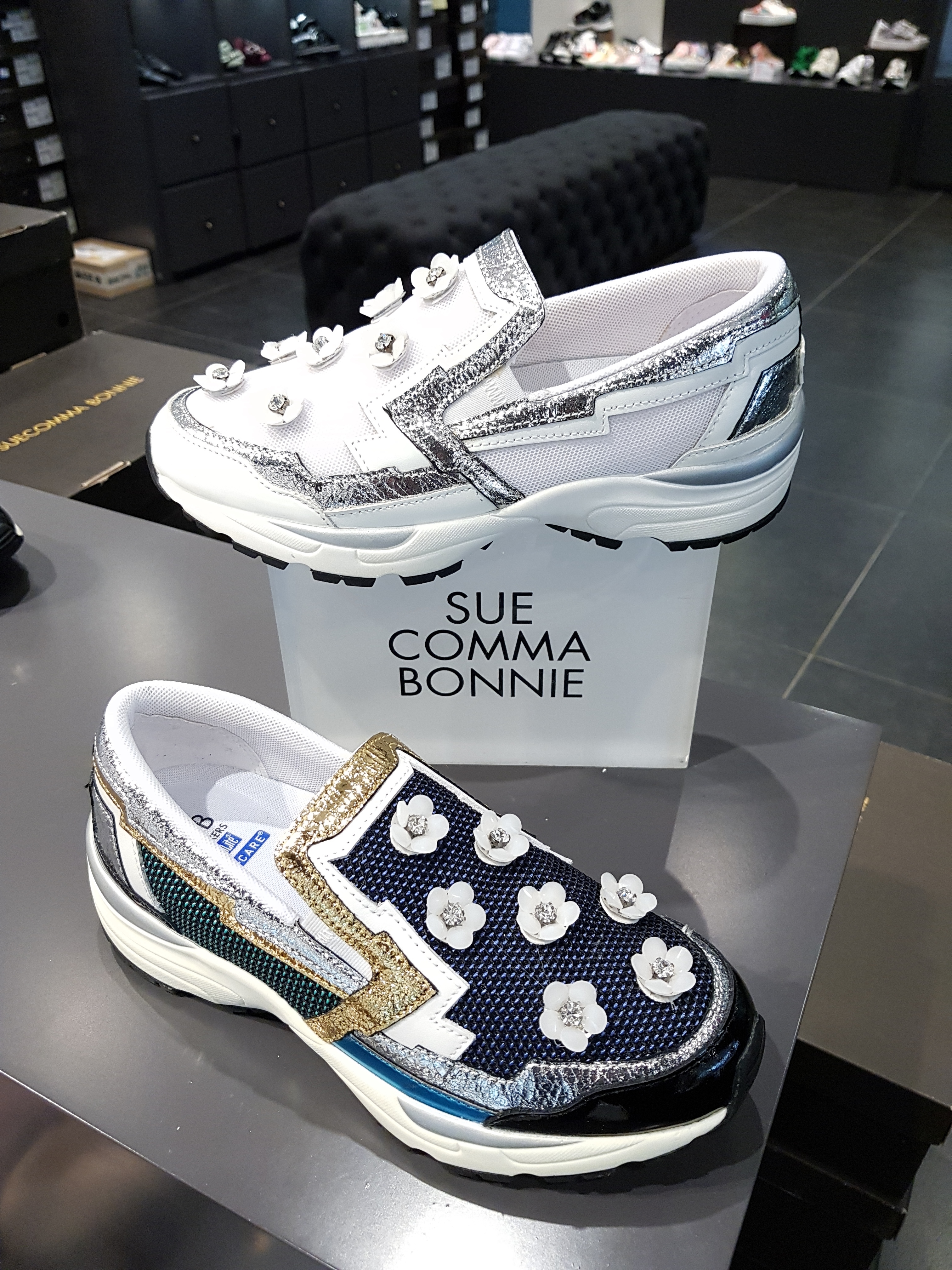 <b><p>Shu Comma Bonnie Bloss Slip- Navy DG4DX16001BLU</p></b><b><p>シューコンマみる ブロッサム スリップオン ネイビー DG4DX16001BLU</p></b><br /><br /><p align='center'>