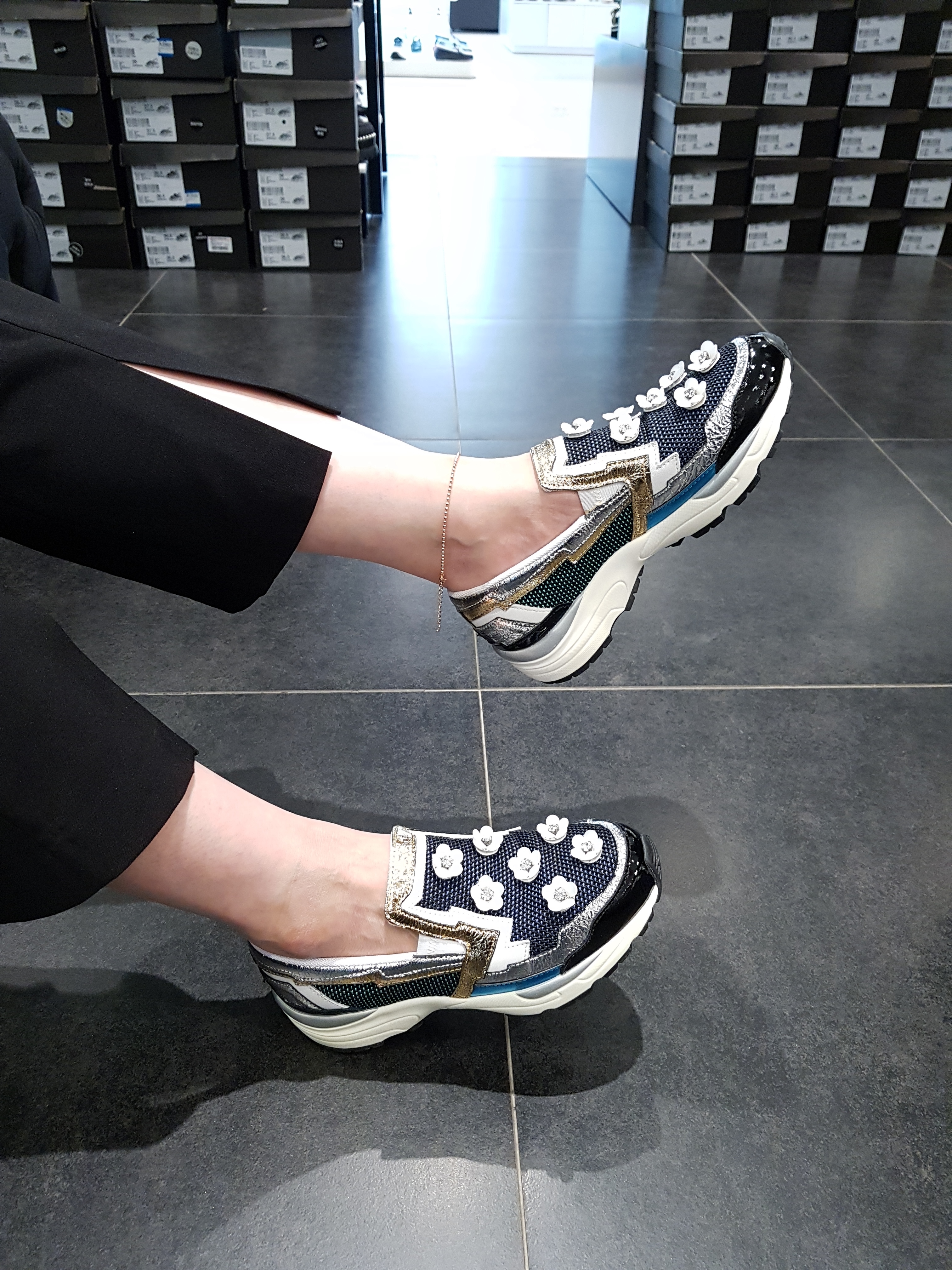 <b><p>Shu Comma Bonnie Bloss Slip- Navy DG4DX16001BLU</p></b><b><p>シューコンマみる ブロッサム スリップオン ネイビー DG4DX16001BLU</p></b><br /><br /><p align='center'>