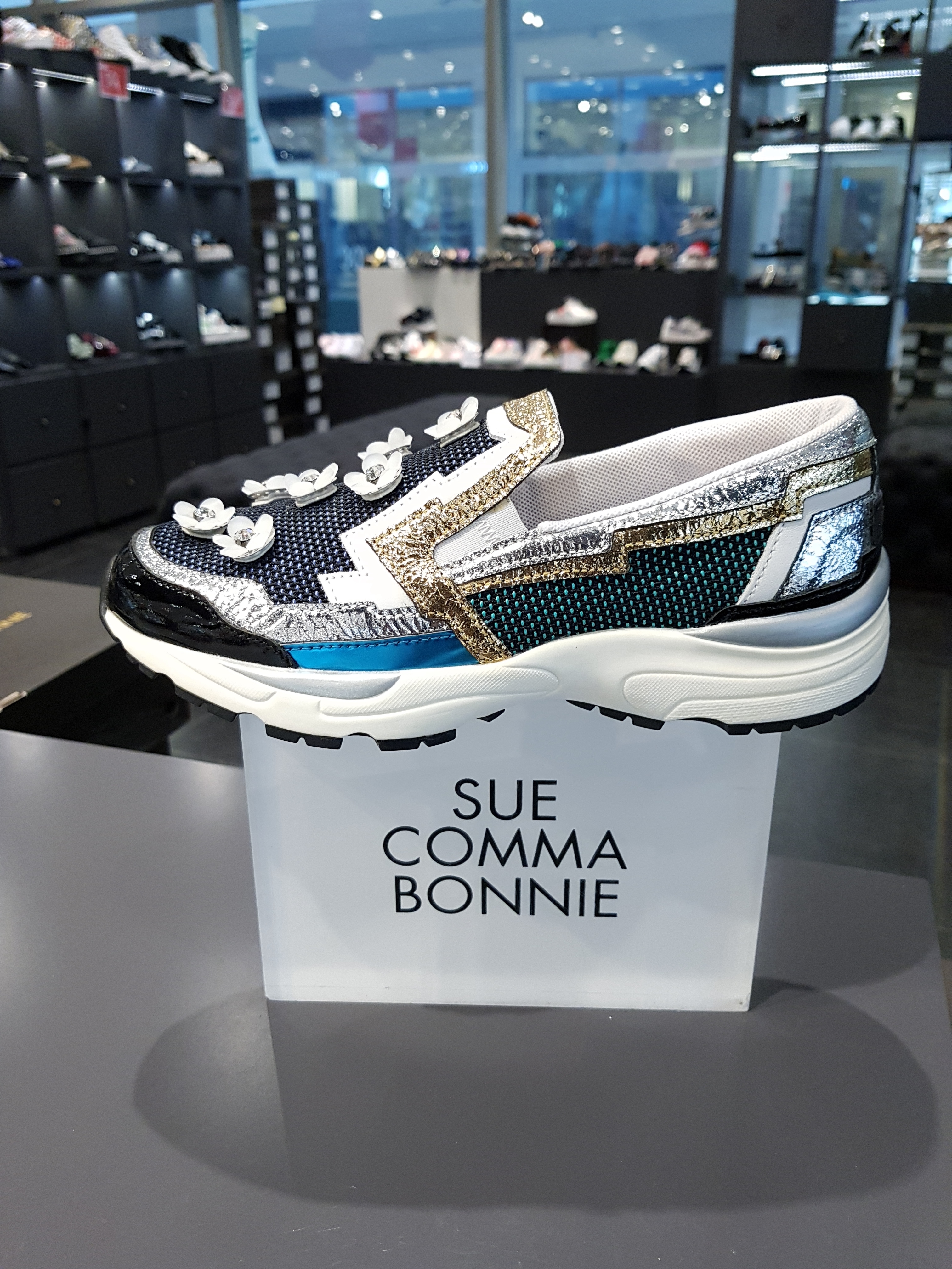 <b><p>Shu Comma Bonnie Bloss Slip- Navy DG4DX16001BLU</p></b><b><p>シューコンマみる ブロッサム スリップオン ネイビー DG4DX16001BLU</p></b><br /><br /><p align='center'>