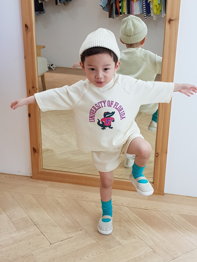 <b><p>Short training Top and bottom set Bus Children'</p></b><b><p>ショート トレーニング 上下セット 釜山子供服 キッズファッン 幼児などウォンルク</p></b><br /><br /><p align='center'>