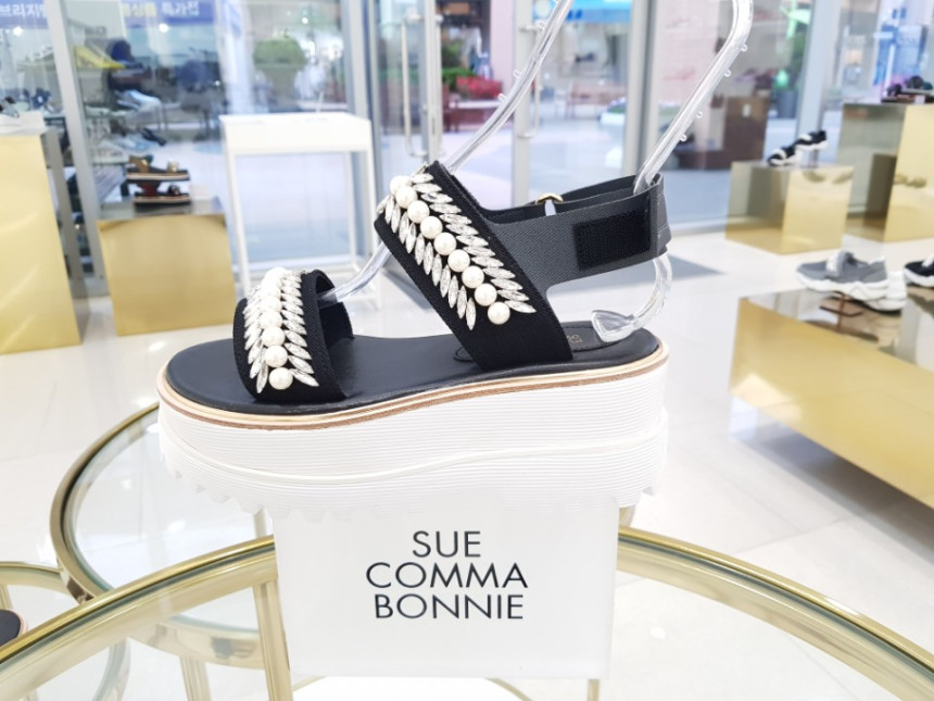 <b><p>Shu Comma Bonnie suecbe Melody sandal black</p></b><b><p>シューコンマみる suecommabonnie メロディー サンダル 黒 DG2BM17016BLK</p></b><br /><br /><p align='center'>