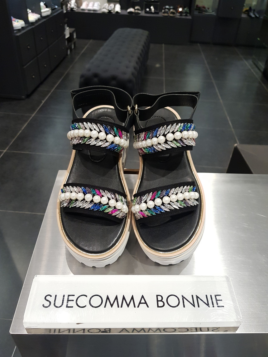 <b><p>Shu Comma Bonnie suecbe Mely sandal black</p></b><b><p>シューコンマみる suecommabonnie メロディー サンダル 黒 DG2BM17015BLK</p></b><br /><br /><p align='center'>