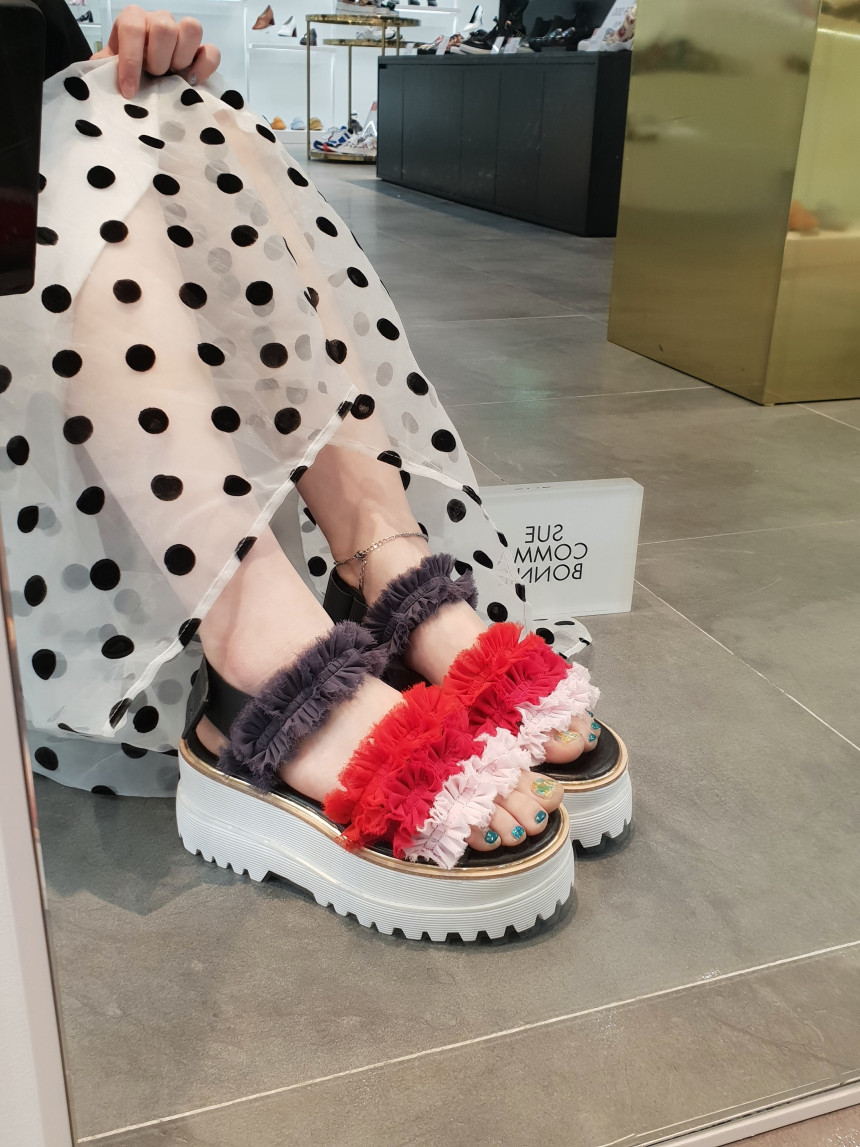 <b><p>Shu Comma Bonnie Cankant sdals Red DG2BM17038RED</p></b><b><p>シューコンマみる カンカン2サンダル レッド DG2BM17038RED ユニークルックコーディネー</p></b><br /><br /><p align='center'>