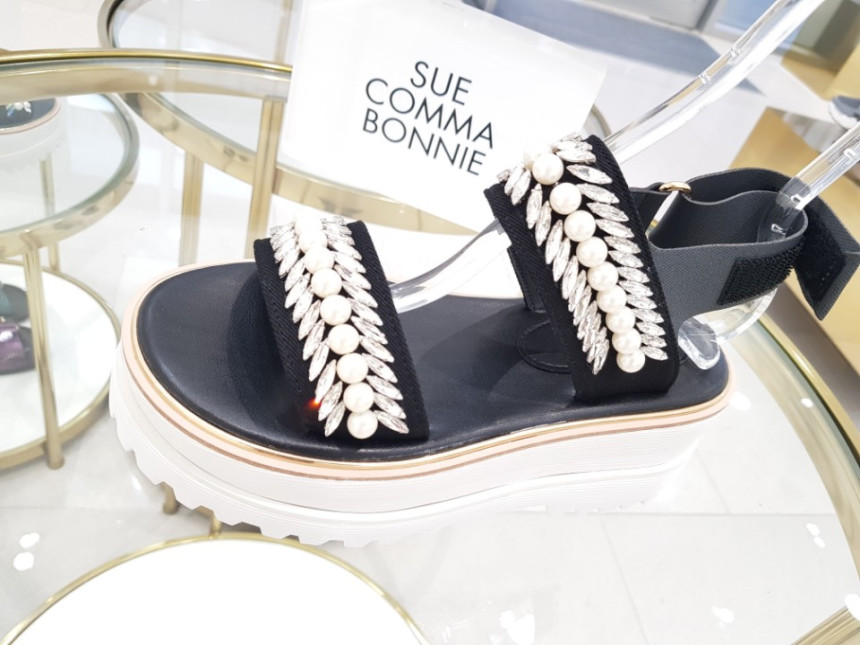 <b><p>Shu Comma Bonnie suecbe Melody sandal black</p></b><b><p>シューコンマみる suecommabonnie メロディー サンダル 黒 DG2BM17016BLK</p></b><br /><br /><p align='center'>