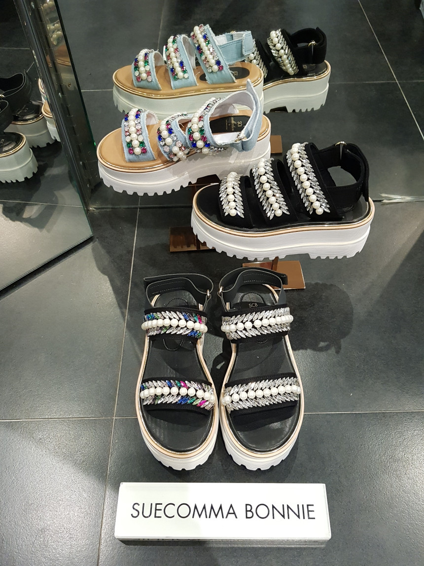 <b><p>Shu Comma Bonnie suecbe Mely sandal black</p></b><b><p>シューコンマみる suecommabonnie メロディー サンダル 黒 DG2BM17015BLK</p></b><br /><br /><p align='center'>