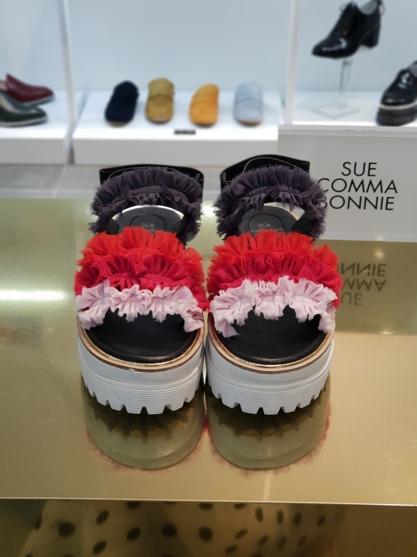 <b><p>Shu Comma Bonnie Cankant sdals Red DG2BM17038RED</p></b><b><p>シューコンマみる カンカン2サンダル レッド DG2BM17038RED ユニークルックコーディネー</p></b><br /><br /><p align='center'>