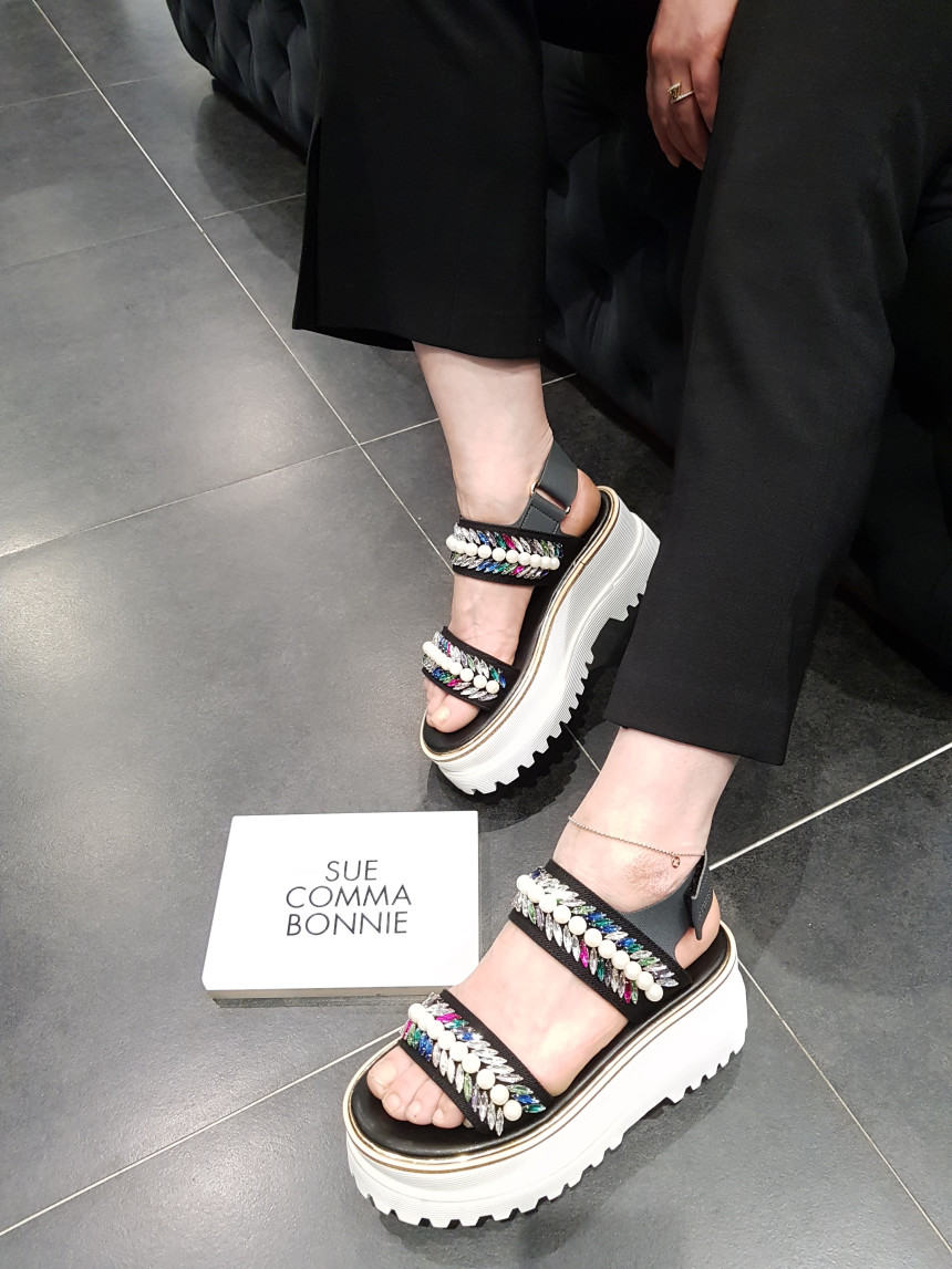 <b><p>Shu Comma Bonnie suecbe Mely sandal black</p></b><b><p>シューコンマみる suecommabonnie メロディー サンダル 黒 DG2BM17015BLK</p></b><br /><br /><p align='center'>