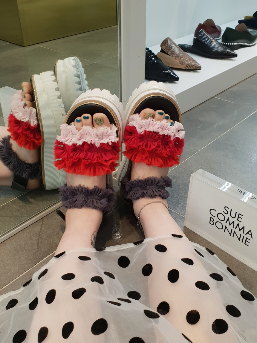 <b><p>Shu Comma Bonnie Cankant sdals Red DG2BM17038RED</p></b><b><p>シューコンマみる カンカン2サンダル レッド DG2BM17038RED ユニークルックコーディネー</p></b><br /><br /><p align='center'>