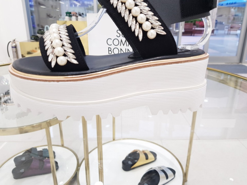 <b><p>Shu Comma Bonnie suecbe Melody sandal black</p></b><b><p>シューコンマみる suecommabonnie メロディー サンダル 黒 DG2BM17016BLK</p></b><br /><br /><p align='center'>